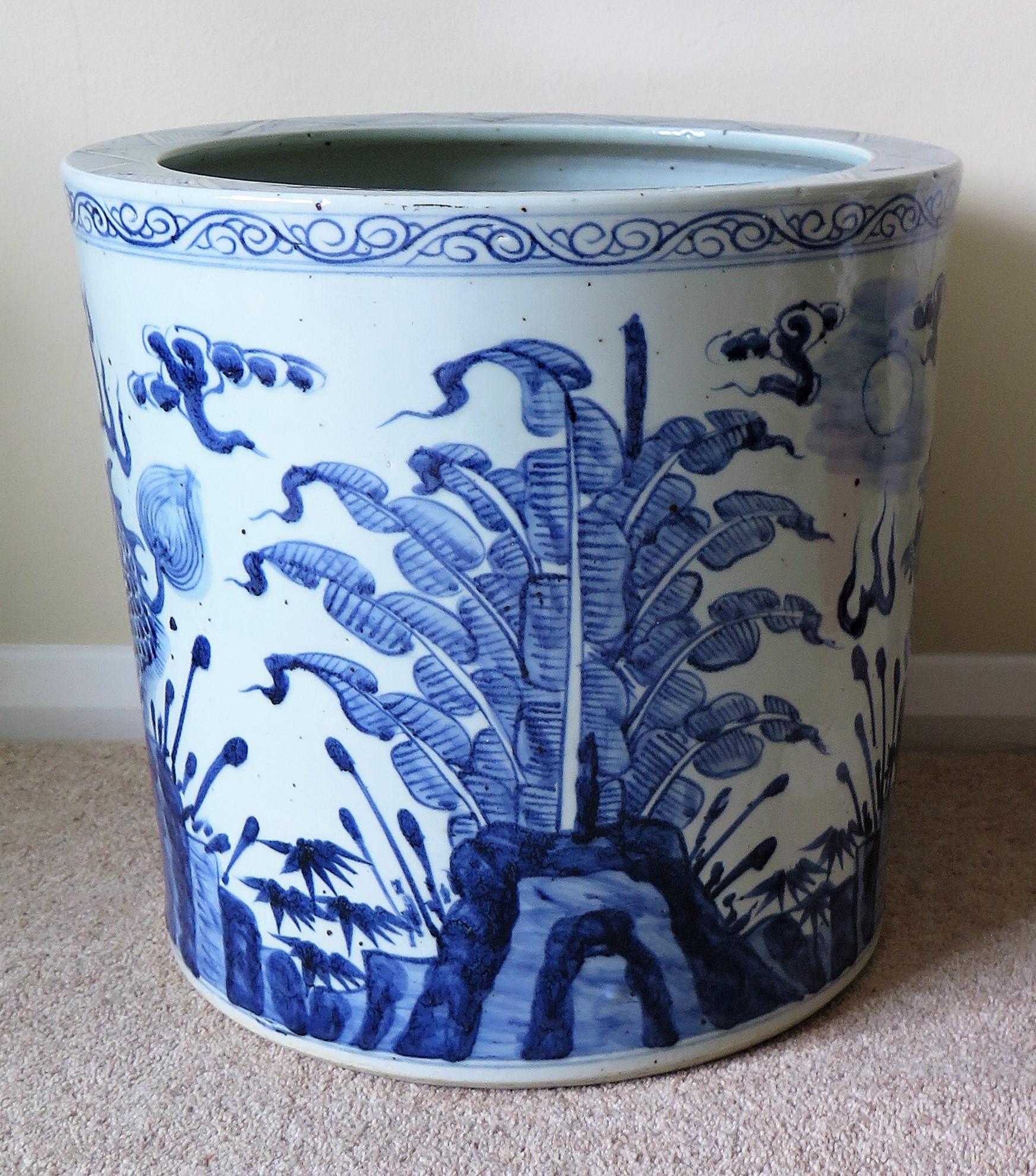 Large Chinese Porcelain Jardiniere or Planter Jar Blue and White, hand painted  2