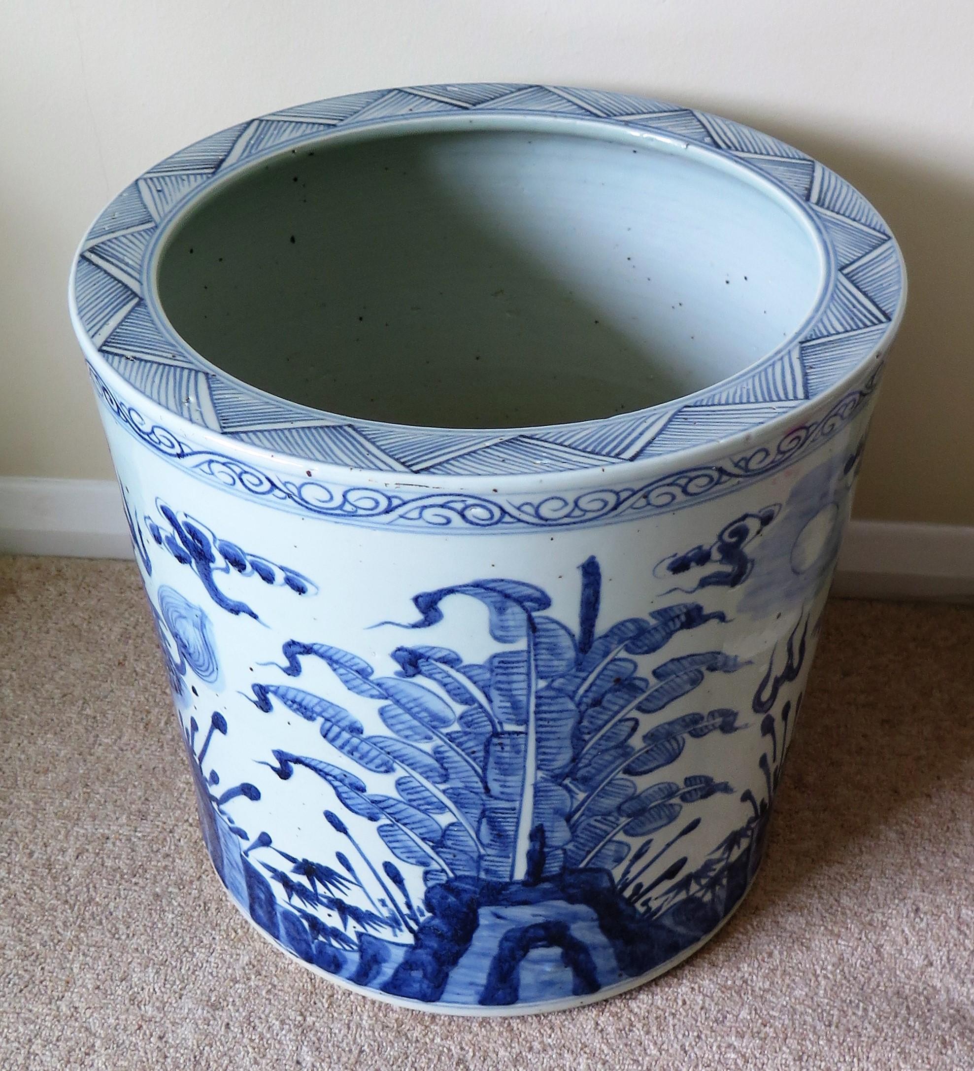 Large Chinese Porcelain Jardiniere or Planter Jar Blue and White, hand painted  3
