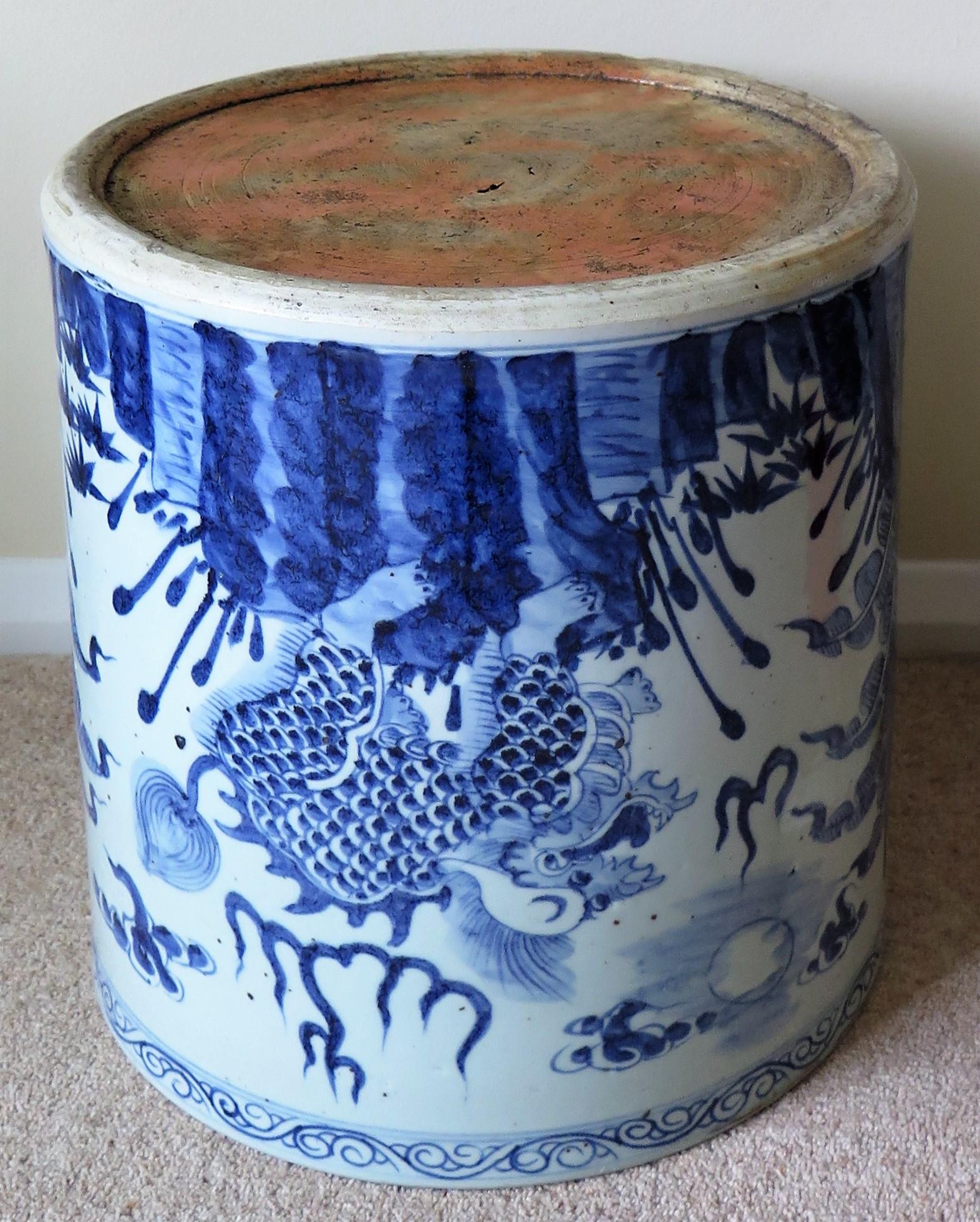 Large Chinese Porcelain Jardiniere or Planter Jar Blue and White, hand painted  8
