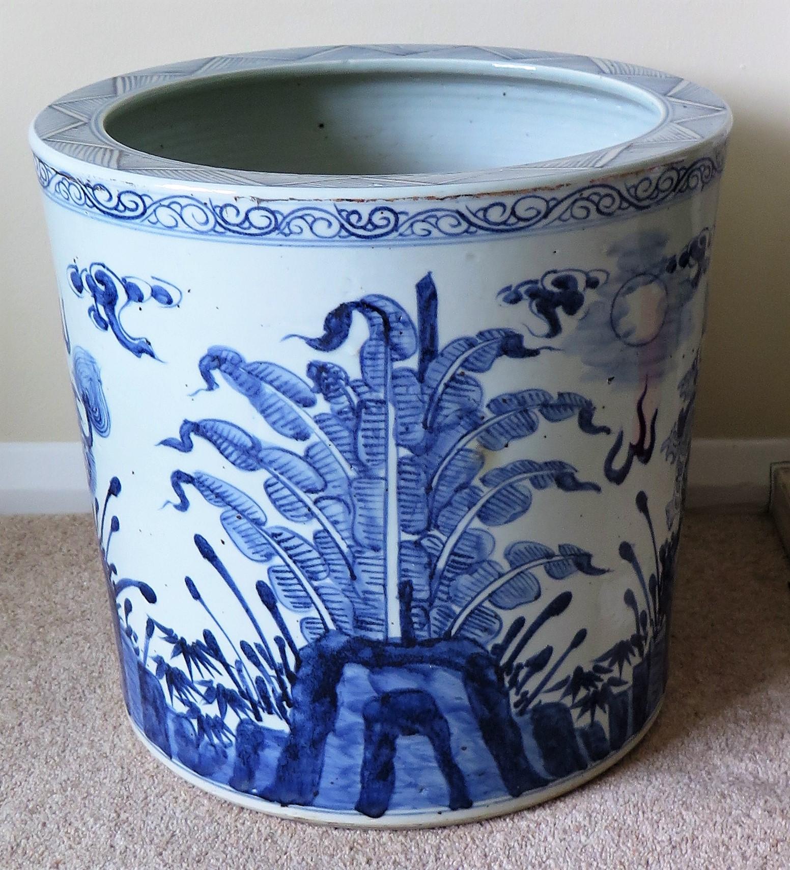 Large Chinese Porcelain Jardiniere or Planter Jar Blue and White, hand painted  In Good Condition In Lincoln, Lincolnshire