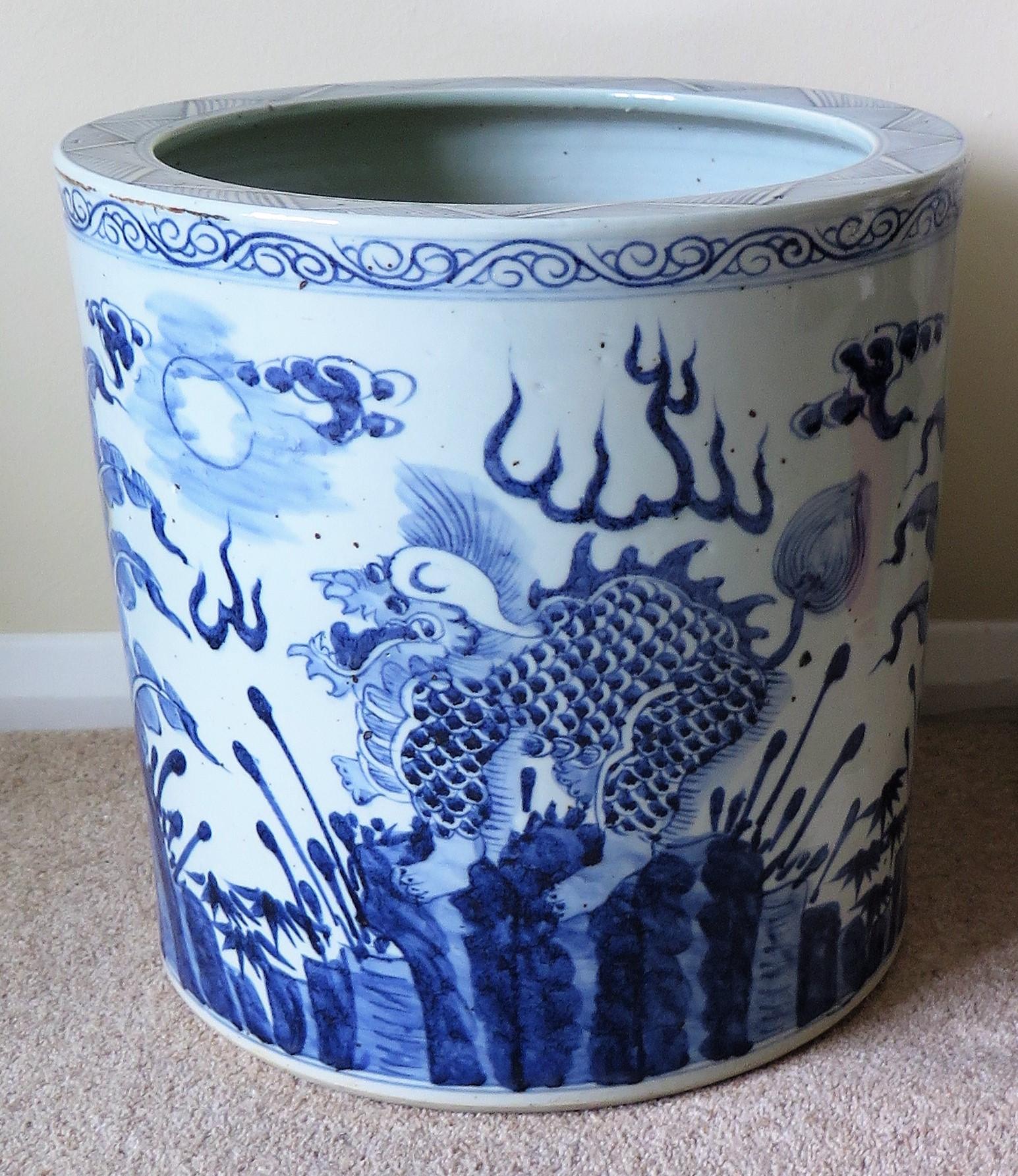 20th Century Large Chinese Porcelain Jardiniere or Planter Jar Blue and White, hand painted 