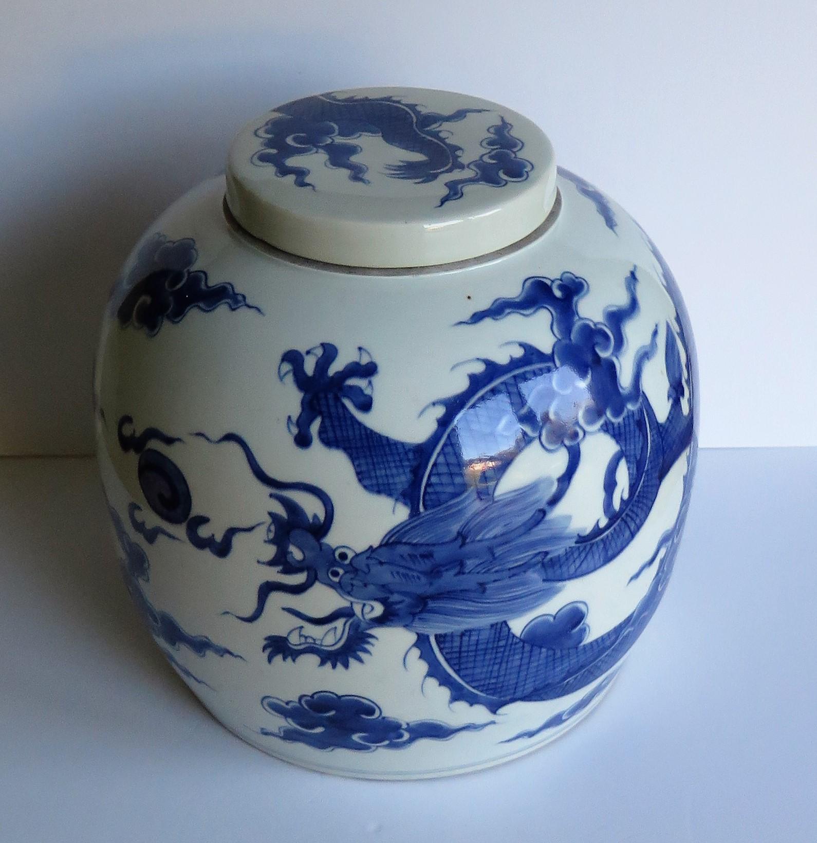 Large Chinese Porcelain Lidded Jar Hand Painted Blue and White, Double Circle In Good Condition In Lincoln, Lincolnshire