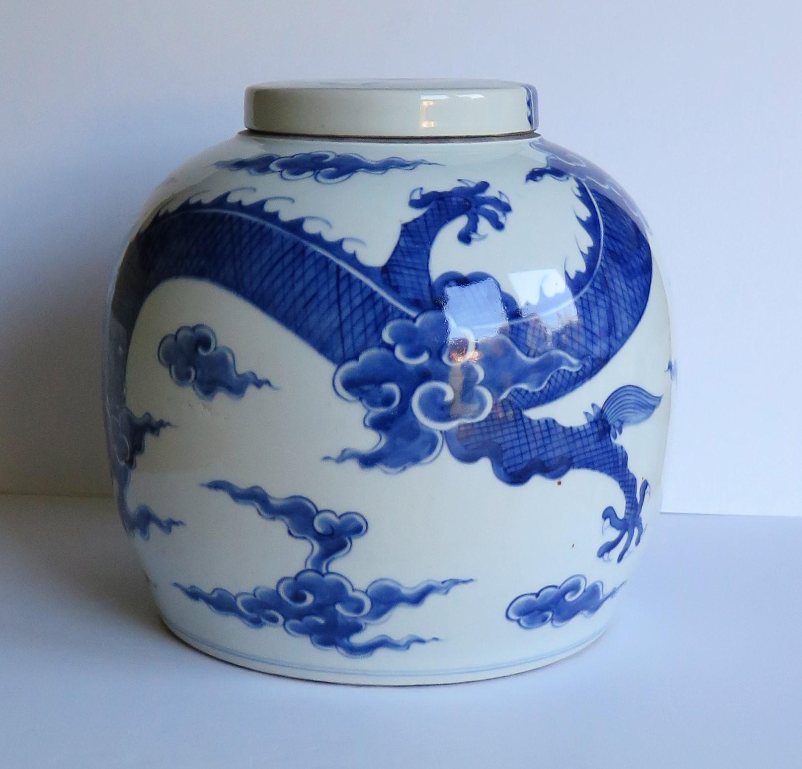 20th Century Large Chinese Porcelain Lidded Jar Hand Painted Blue and White, Double Circle