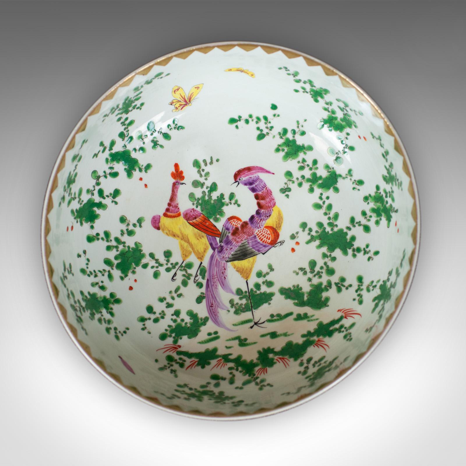 Exportation chinoise Grand bol à lychée en porcelaine chinoise, tons naturels, fond blanc, 20e siècle en vente