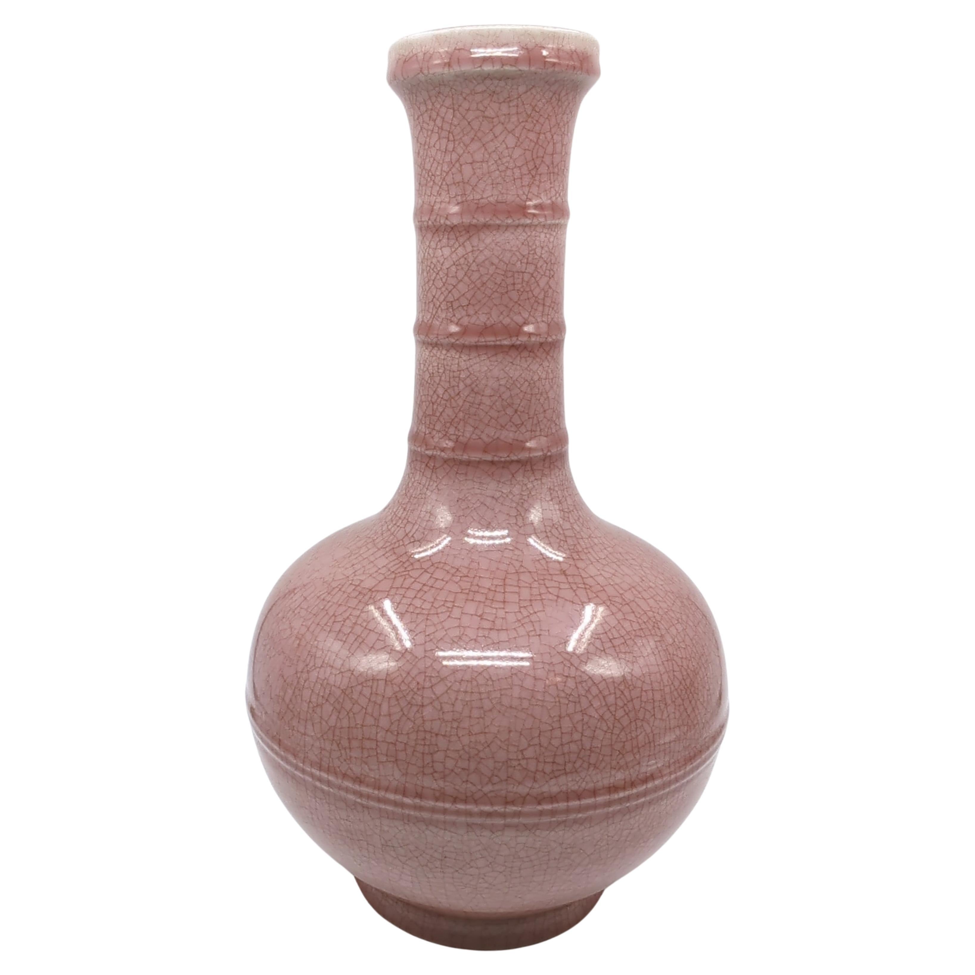 Ce grand vase impressionnant, datant du milieu du 20e siècle, illustre le savoir-faire artistique et artisanal des céramiques chinoises de la période 5/6/7. Le vase est réalisé dans une forme globulaire Tianqiu, une forme qui a été célébrée dans