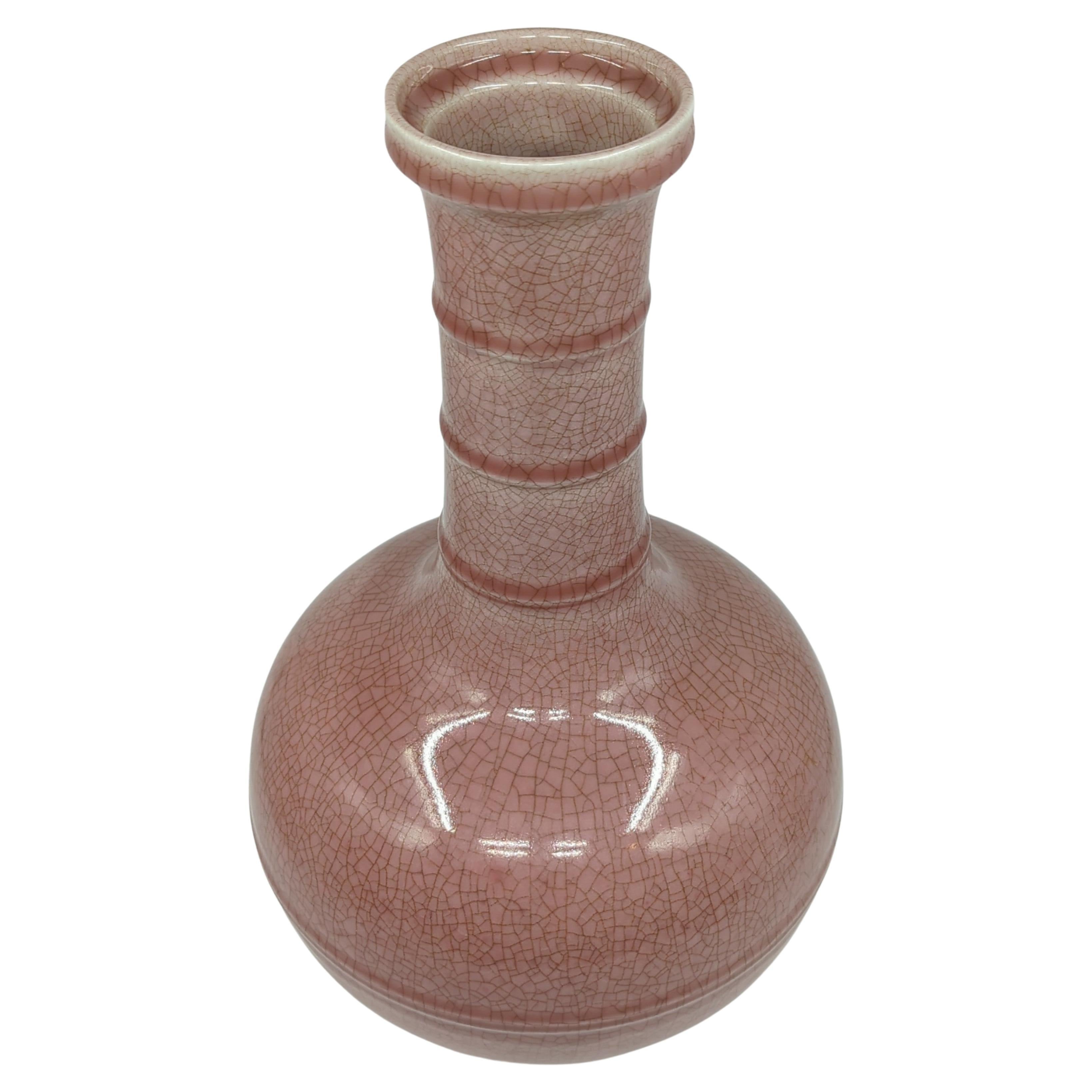 Qing Grand vase en porcelaine chinoise monochrome à glaçure craquelée Peachbloom Wood Stand 20c en vente
