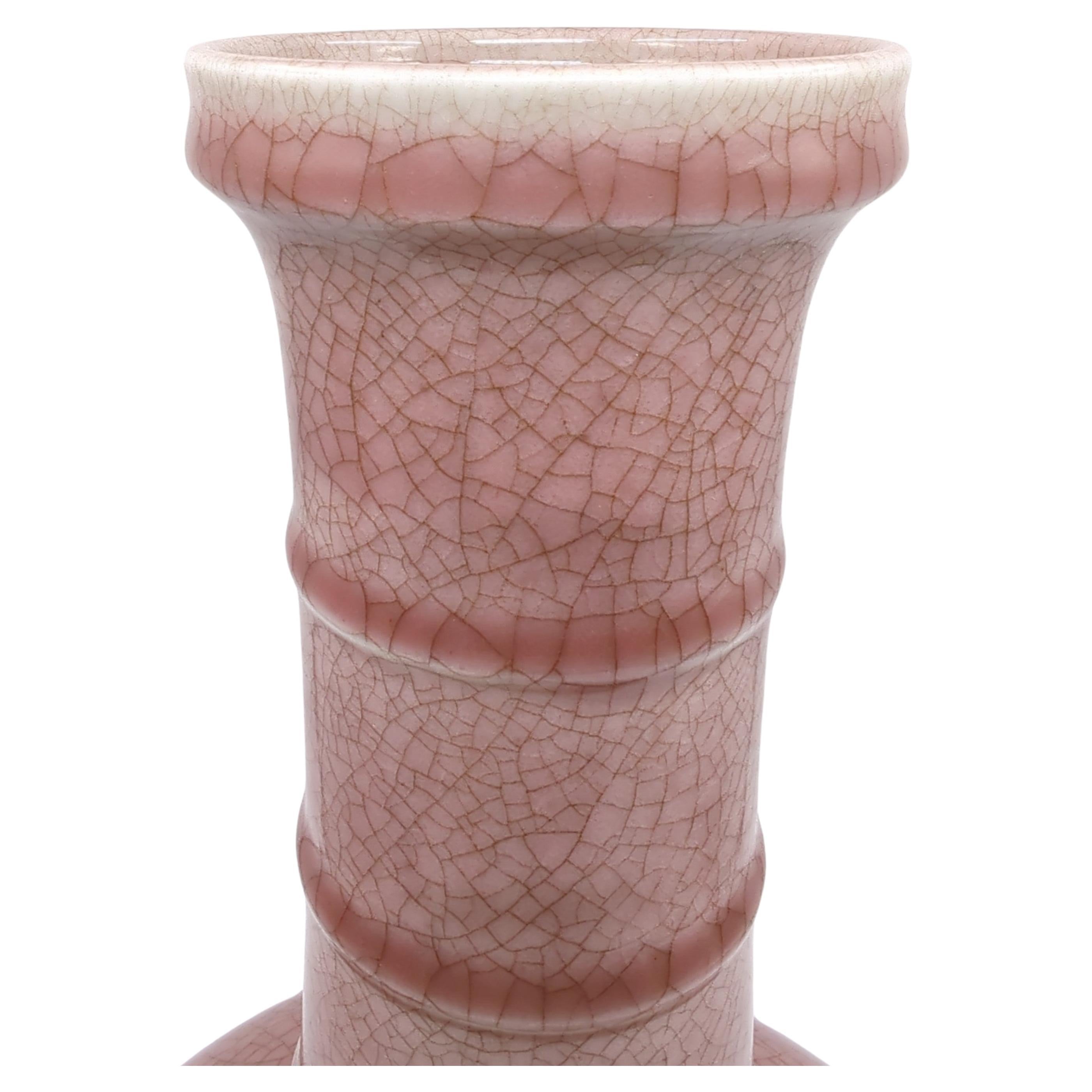 Grand vase en porcelaine chinoise monochrome à glaçure craquelée Peachbloom Wood Stand 20c Bon état - En vente à Richmond, CA