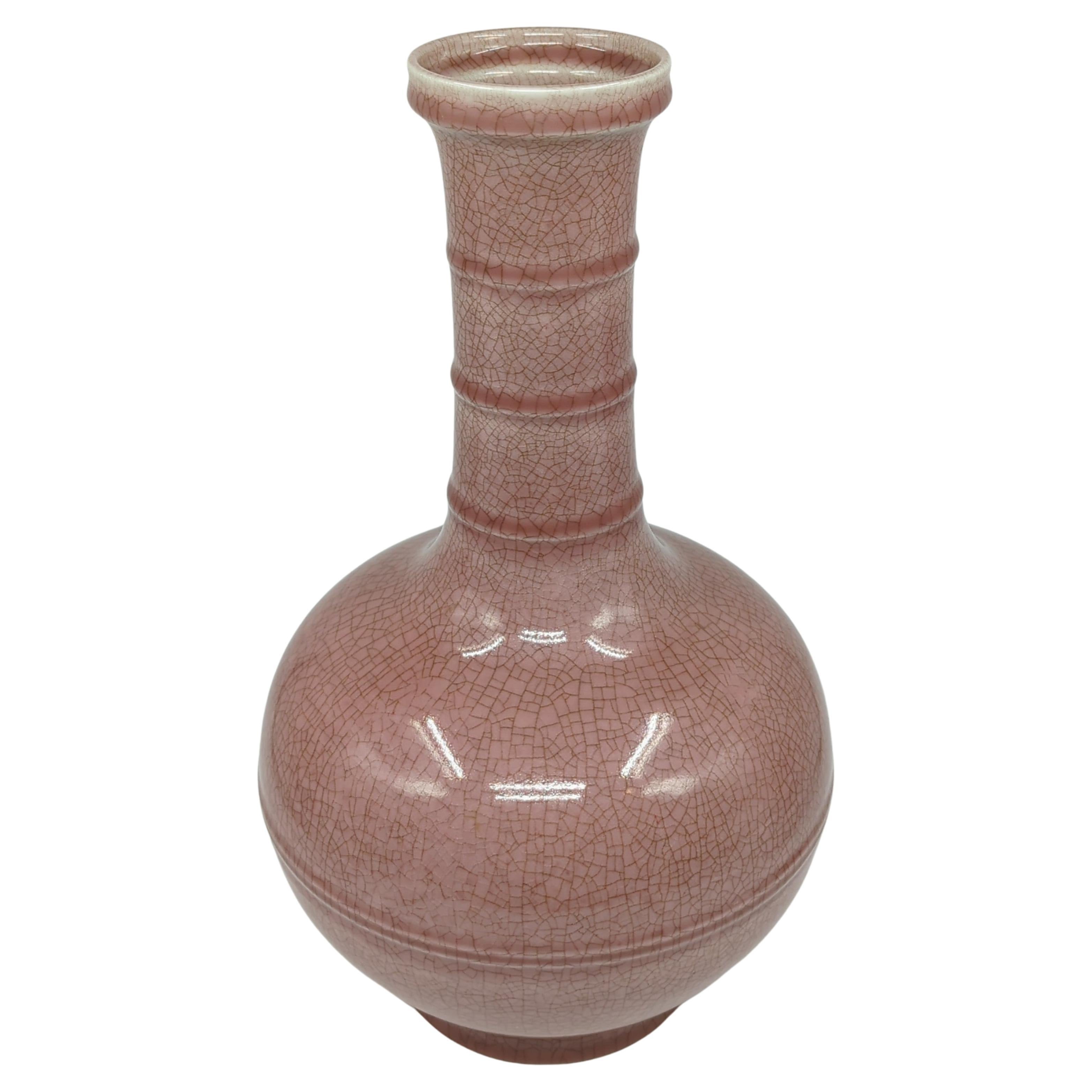 20ième siècle Grand vase en porcelaine chinoise monochrome à glaçure craquelée Peachbloom Wood Stand 20c en vente