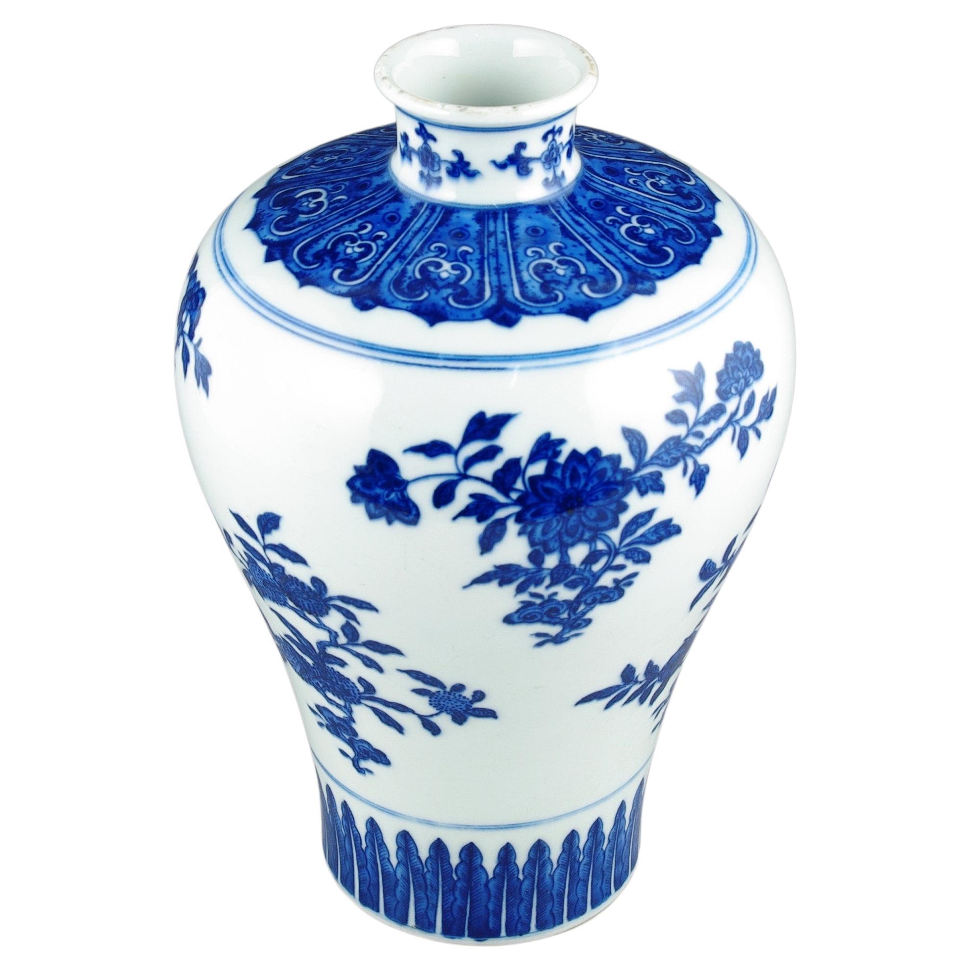 Chinois Grand vase Meiping bleu et blanc sous glaçure de style Qing 20c en vente