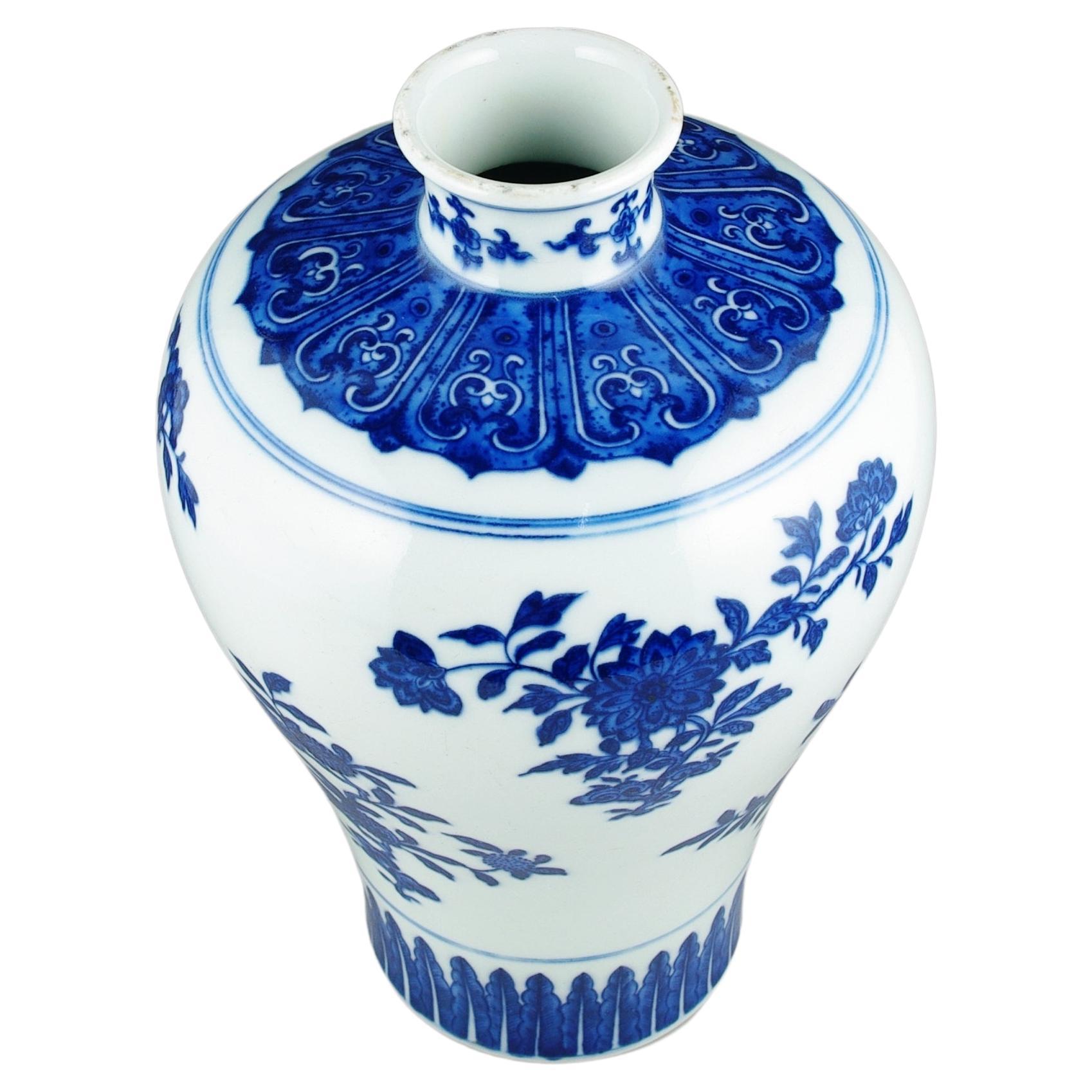 Grand vase Meiping bleu et blanc sous glaçure de style Qing 20c Excellent état - En vente à Richmond, CA