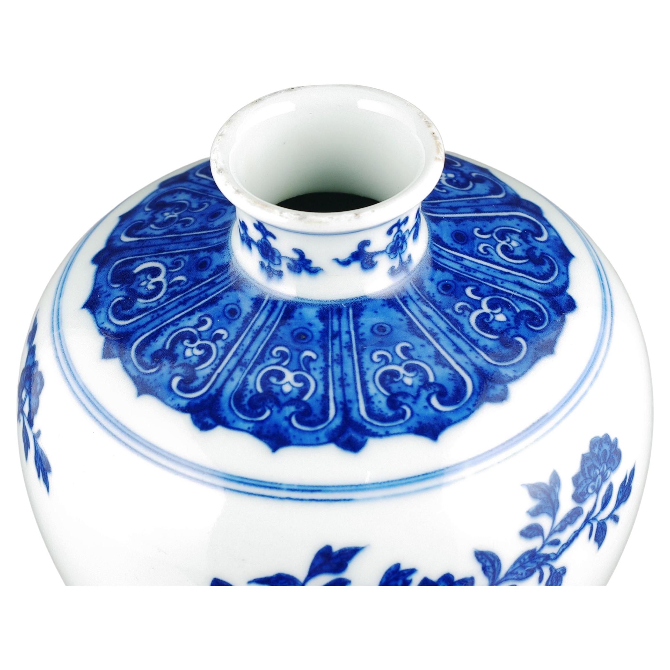 20ième siècle Grand vase Meiping bleu et blanc sous glaçure de style Qing 20c en vente