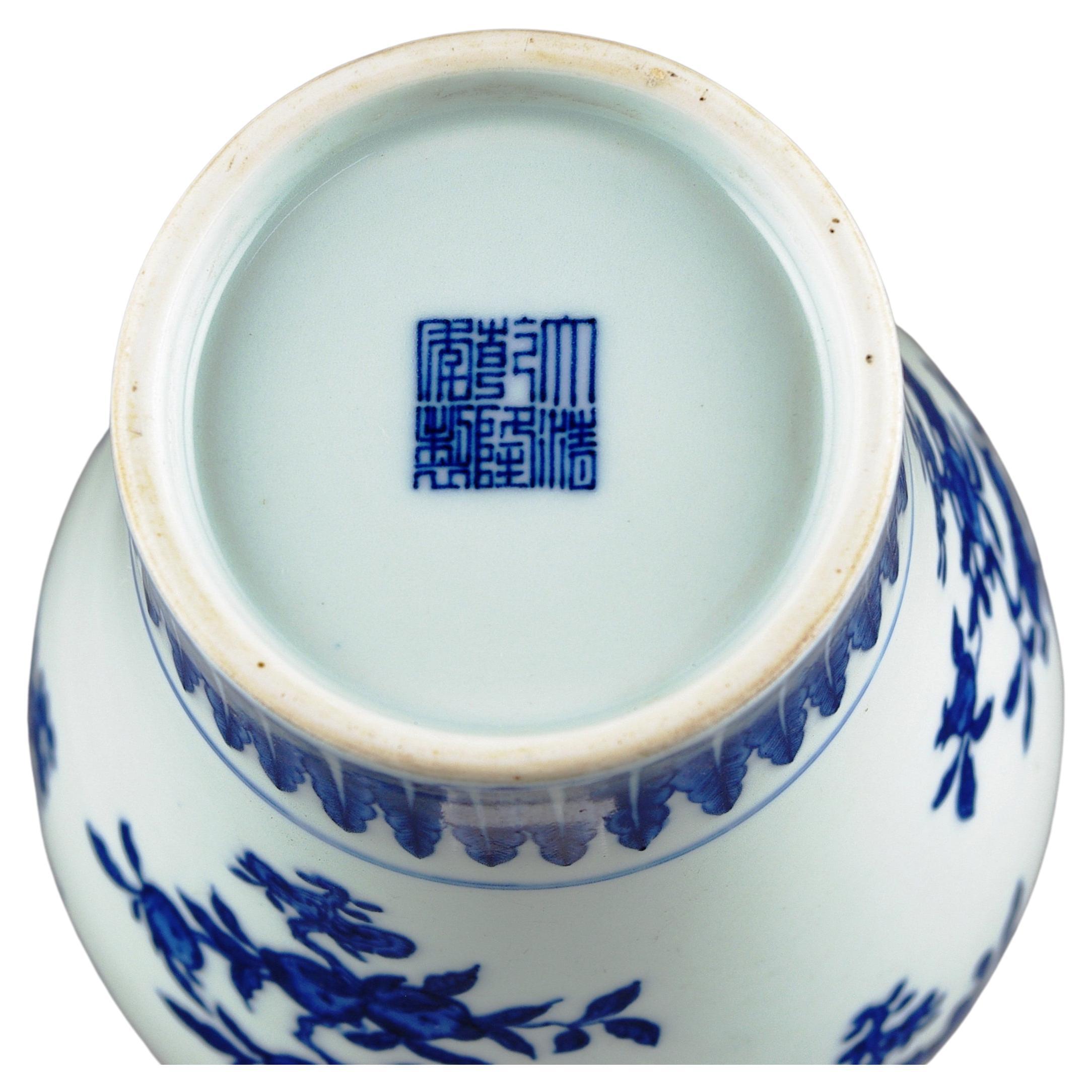 Porcelaine Grand vase Meiping bleu et blanc sous glaçure de style Qing 20c en vente