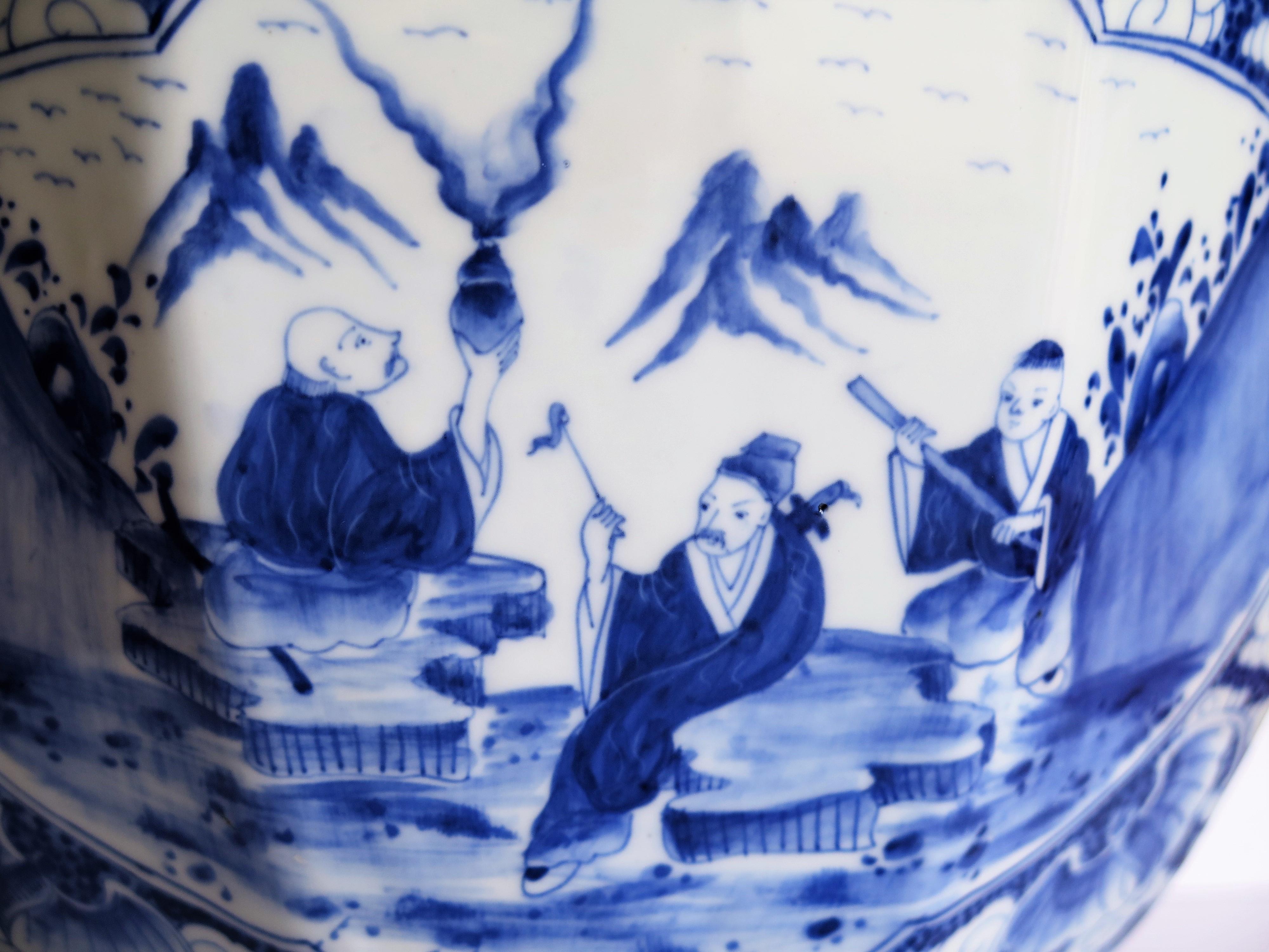 Large Chinese porcelain Vase finely hand painted blue and white, circa 1920 2