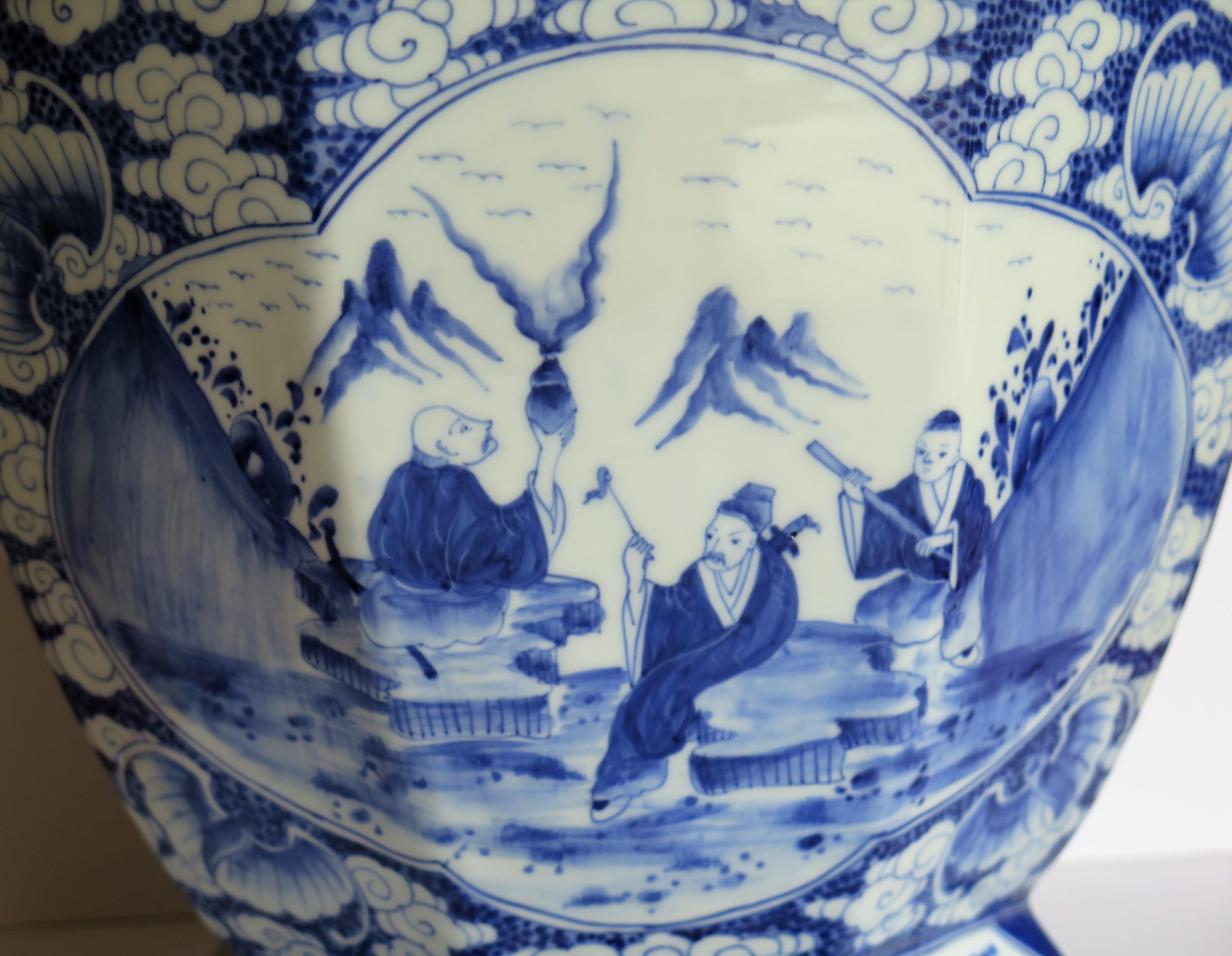 Large Chinese porcelain Vase finely hand painted blue and white, circa 1920 3