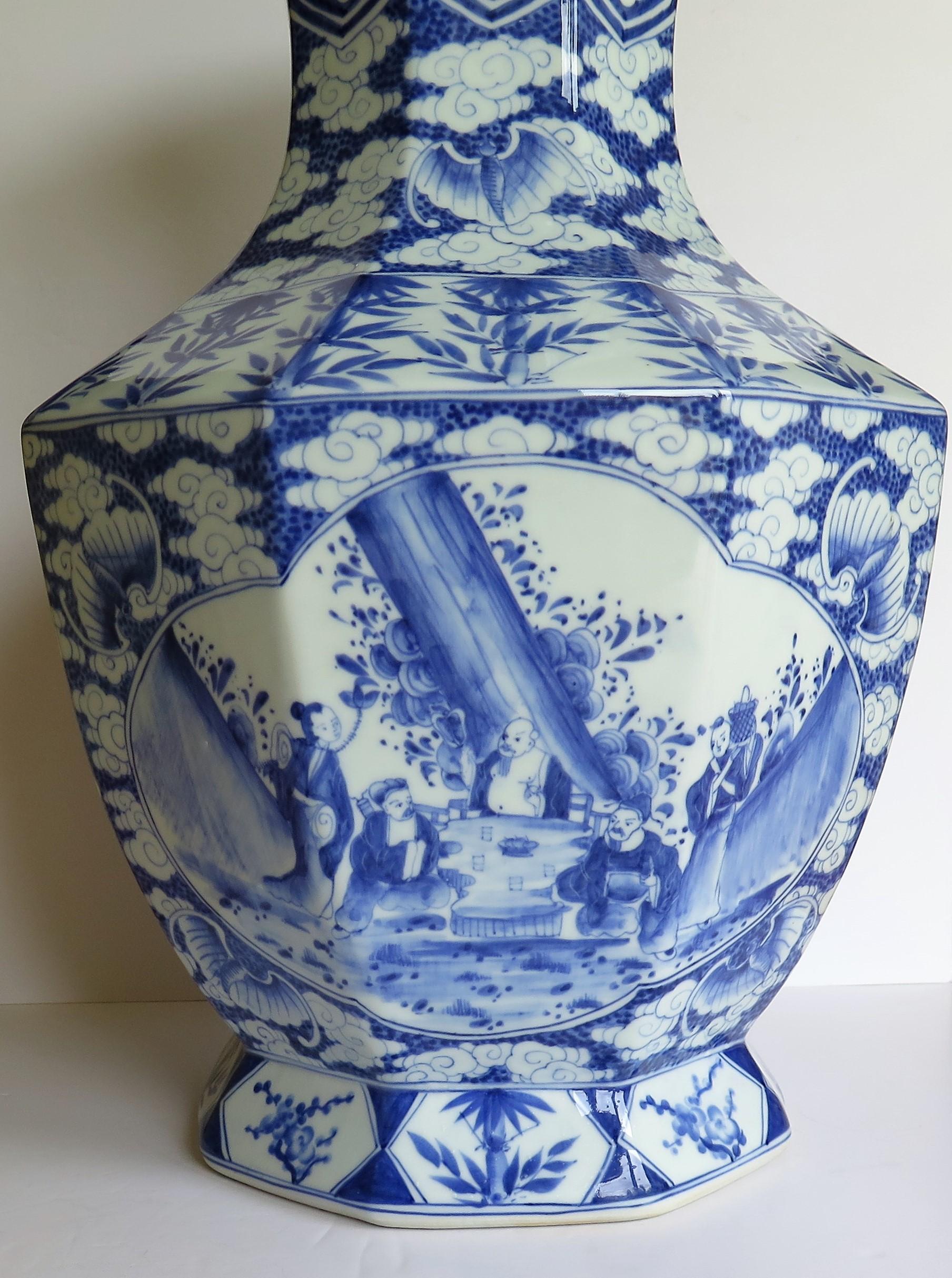 Large Chinese porcelain Vase finely hand painted blue and white, circa 1920 4