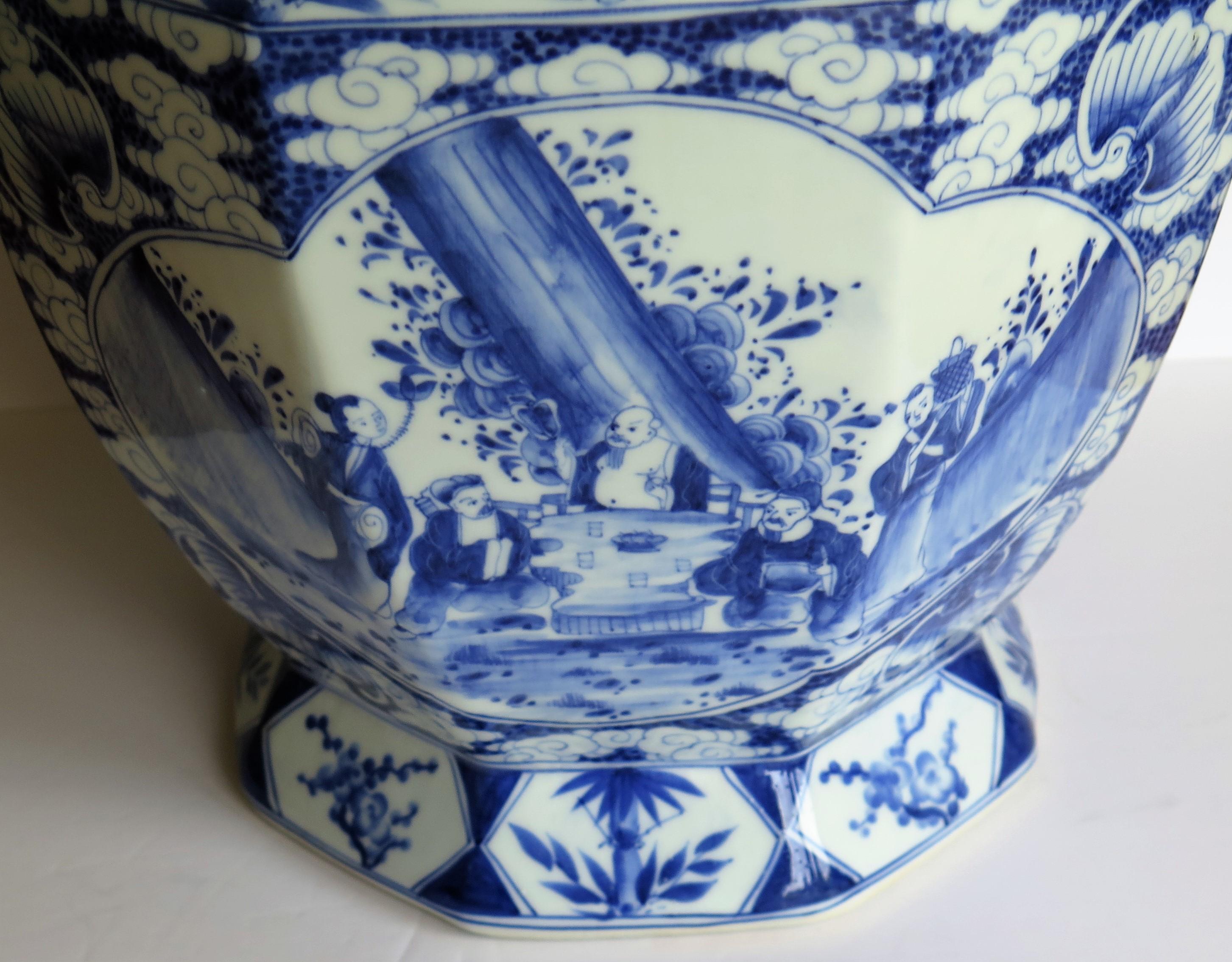 Large Chinese porcelain Vase finely hand painted blue and white, circa 1920 5