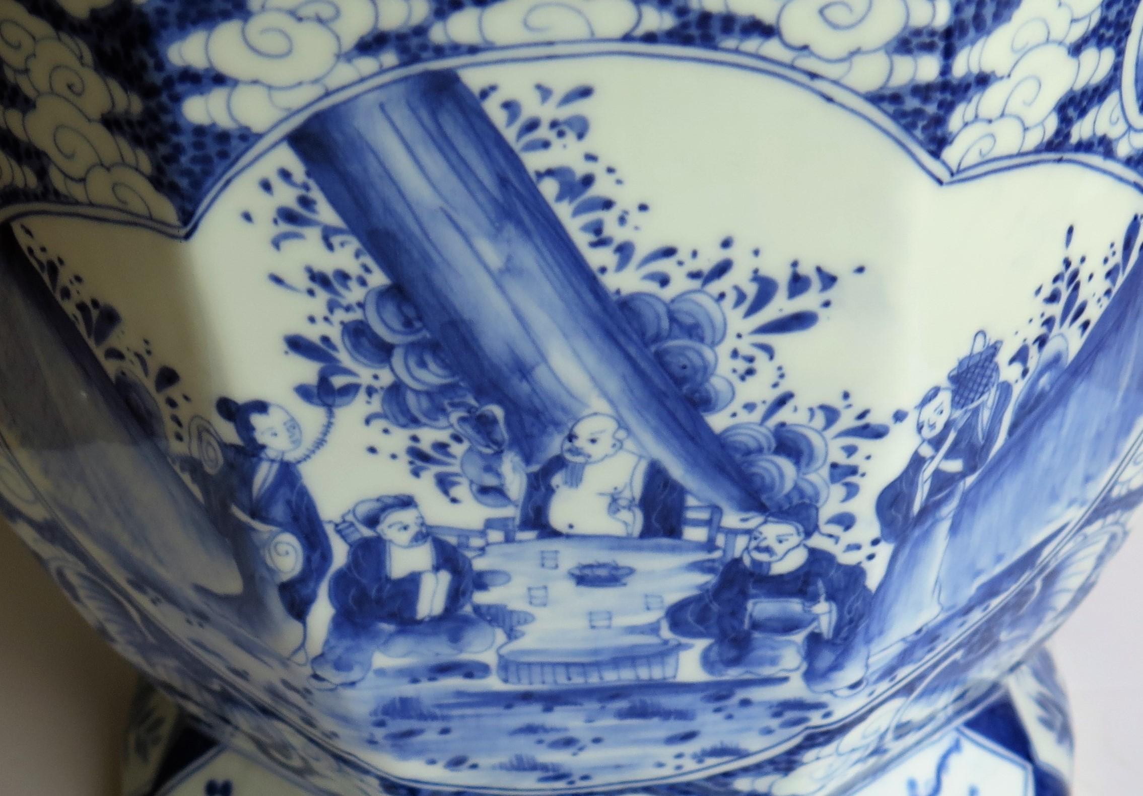 Large Chinese porcelain Vase finely hand painted blue and white, circa 1920 6