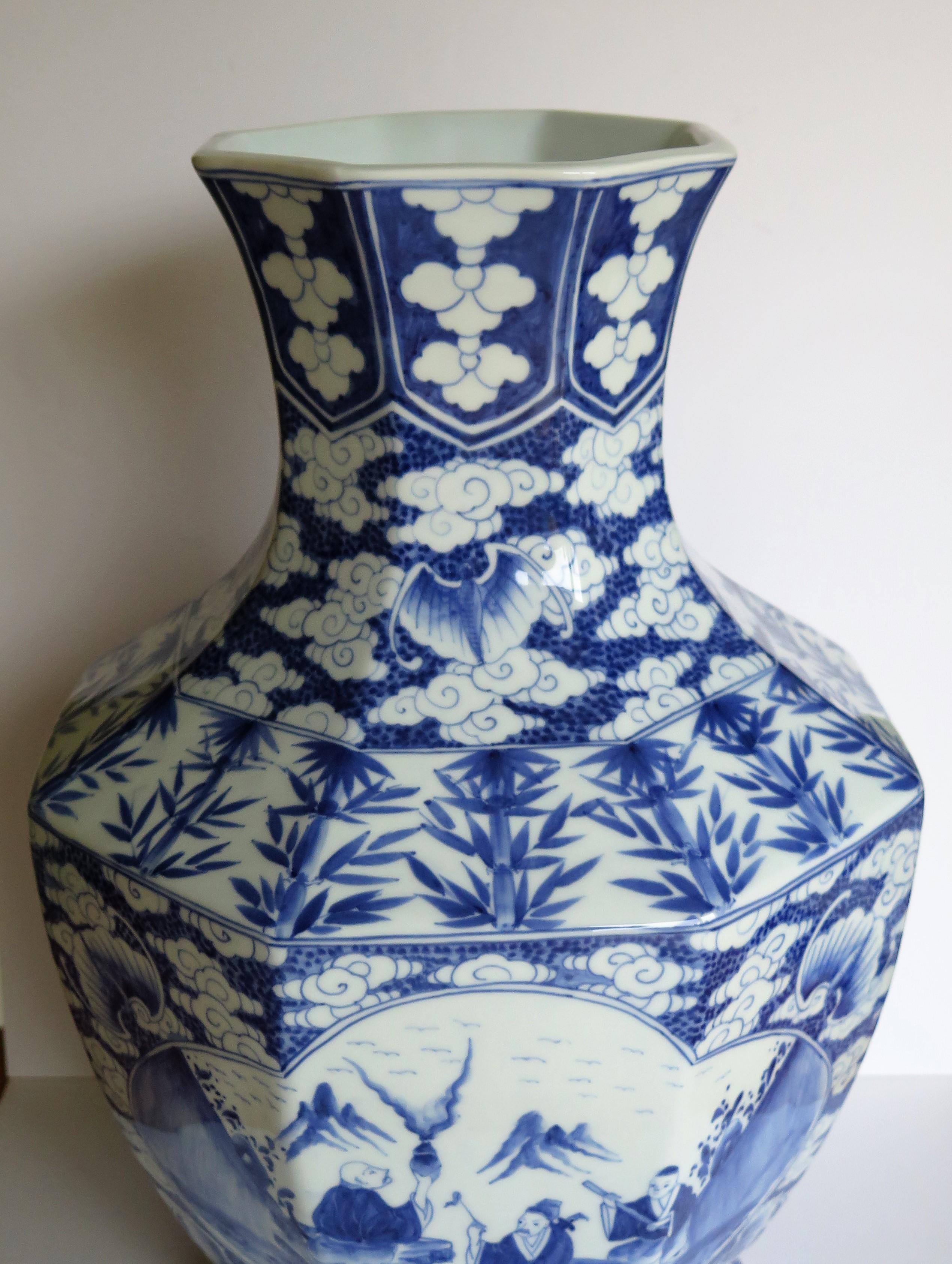 Large Chinese porcelain Vase finely hand painted blue and white, circa 1920 7
