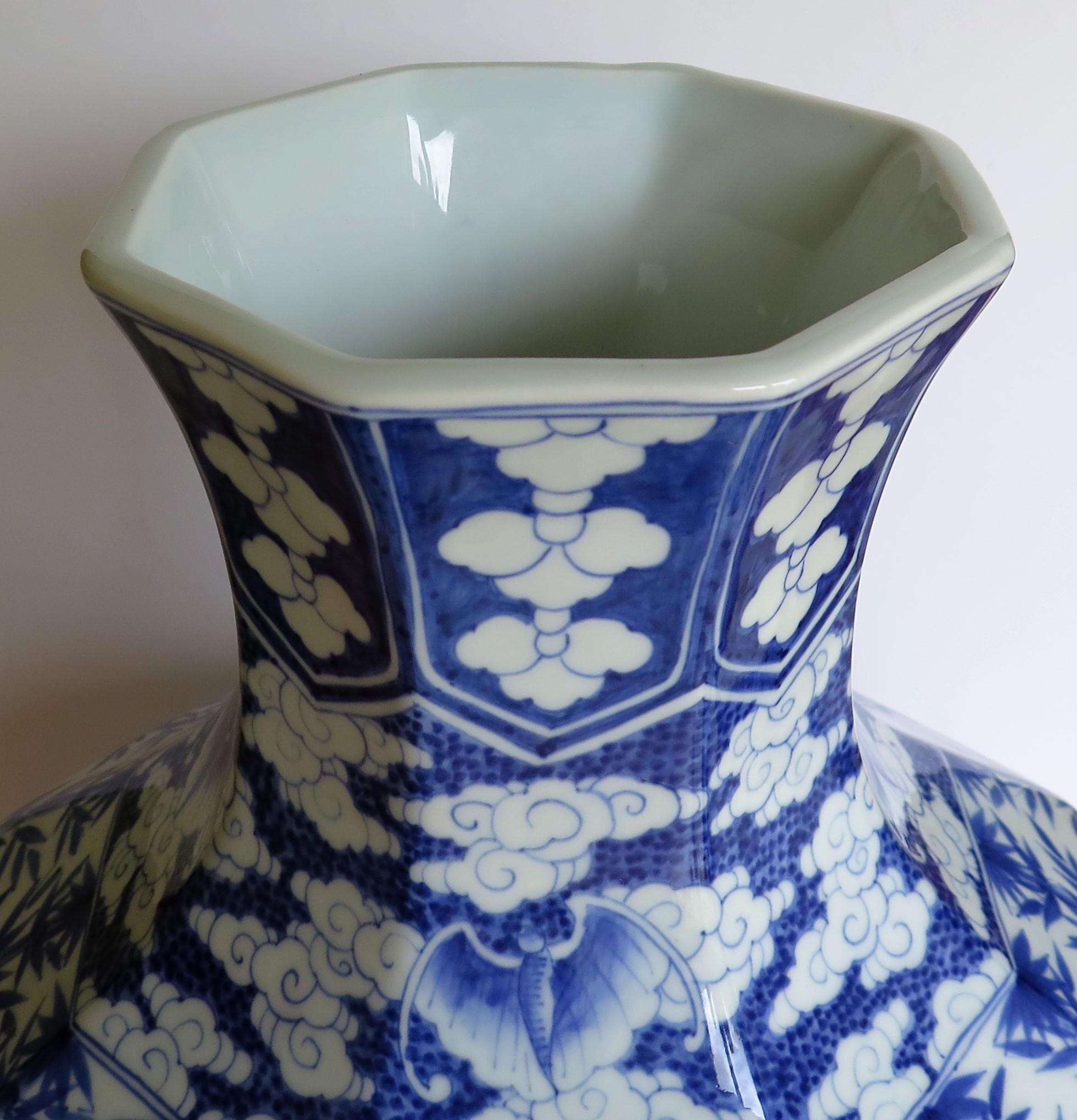 Large Chinese porcelain Vase finely hand painted blue and white, circa 1920 8