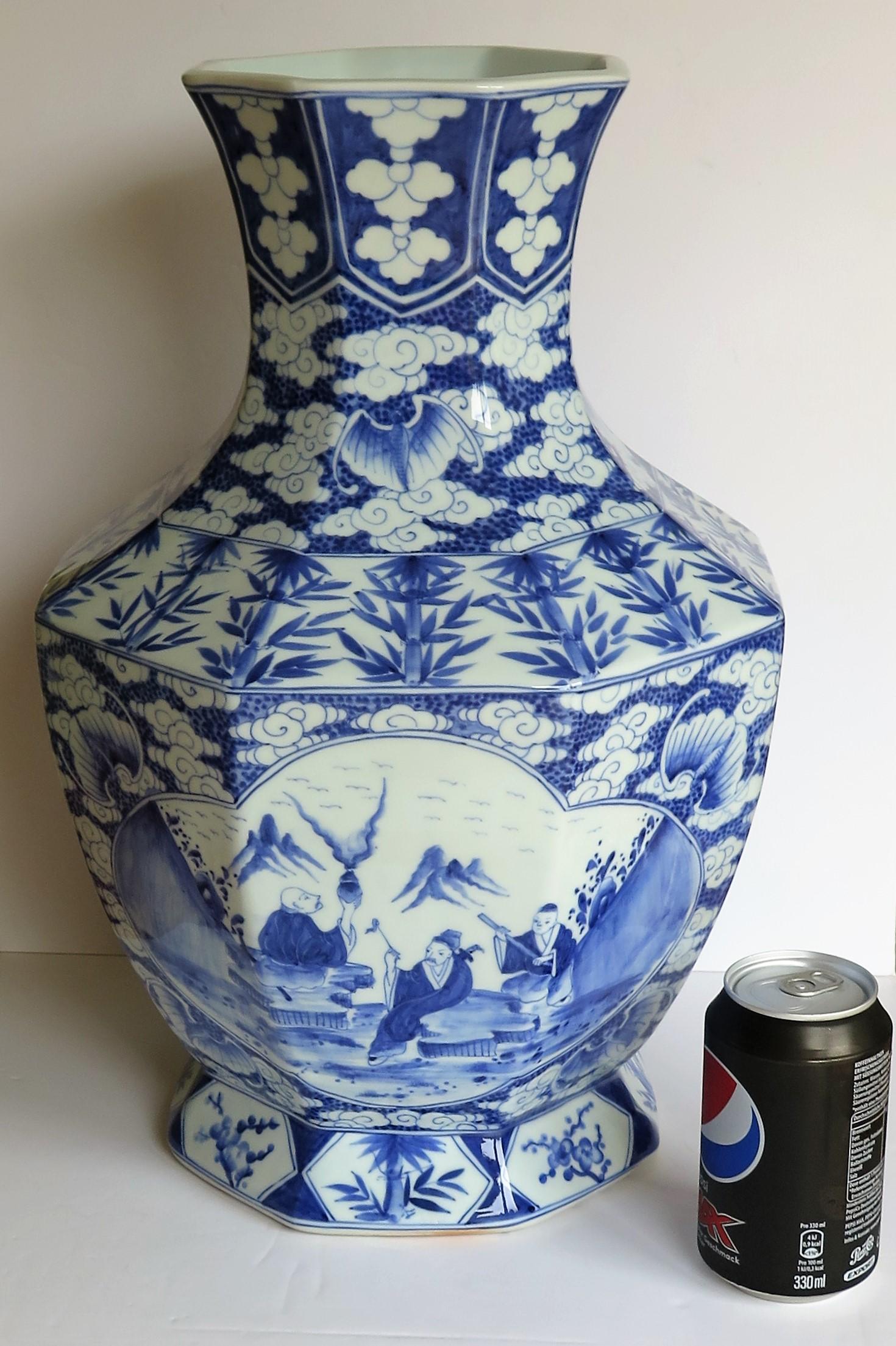 Large Chinese porcelain Vase finely hand painted blue and white, circa 1920 11