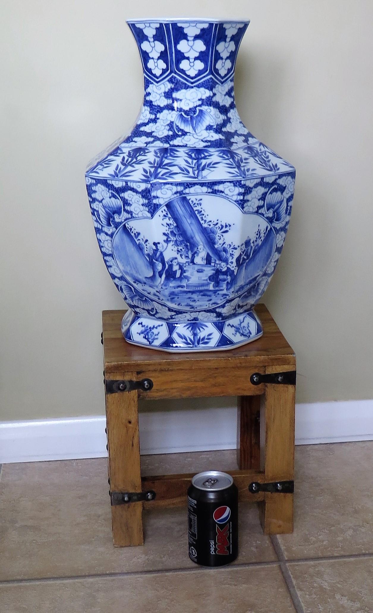 Large Chinese porcelain Vase finely hand painted blue and white, circa 1920 12