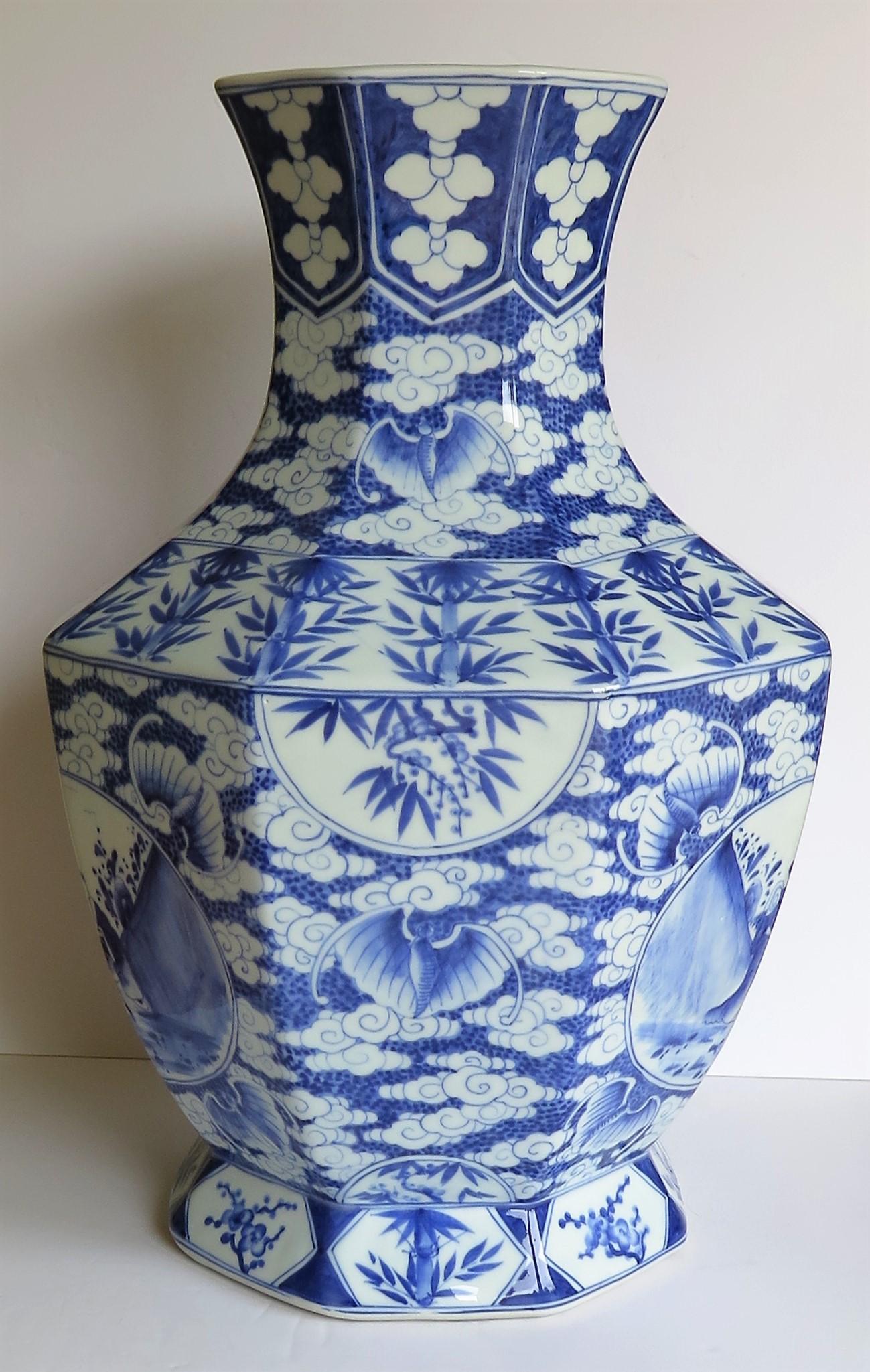 Qing Large Chinese porcelain Vase finely hand painted blue and white, circa 1920