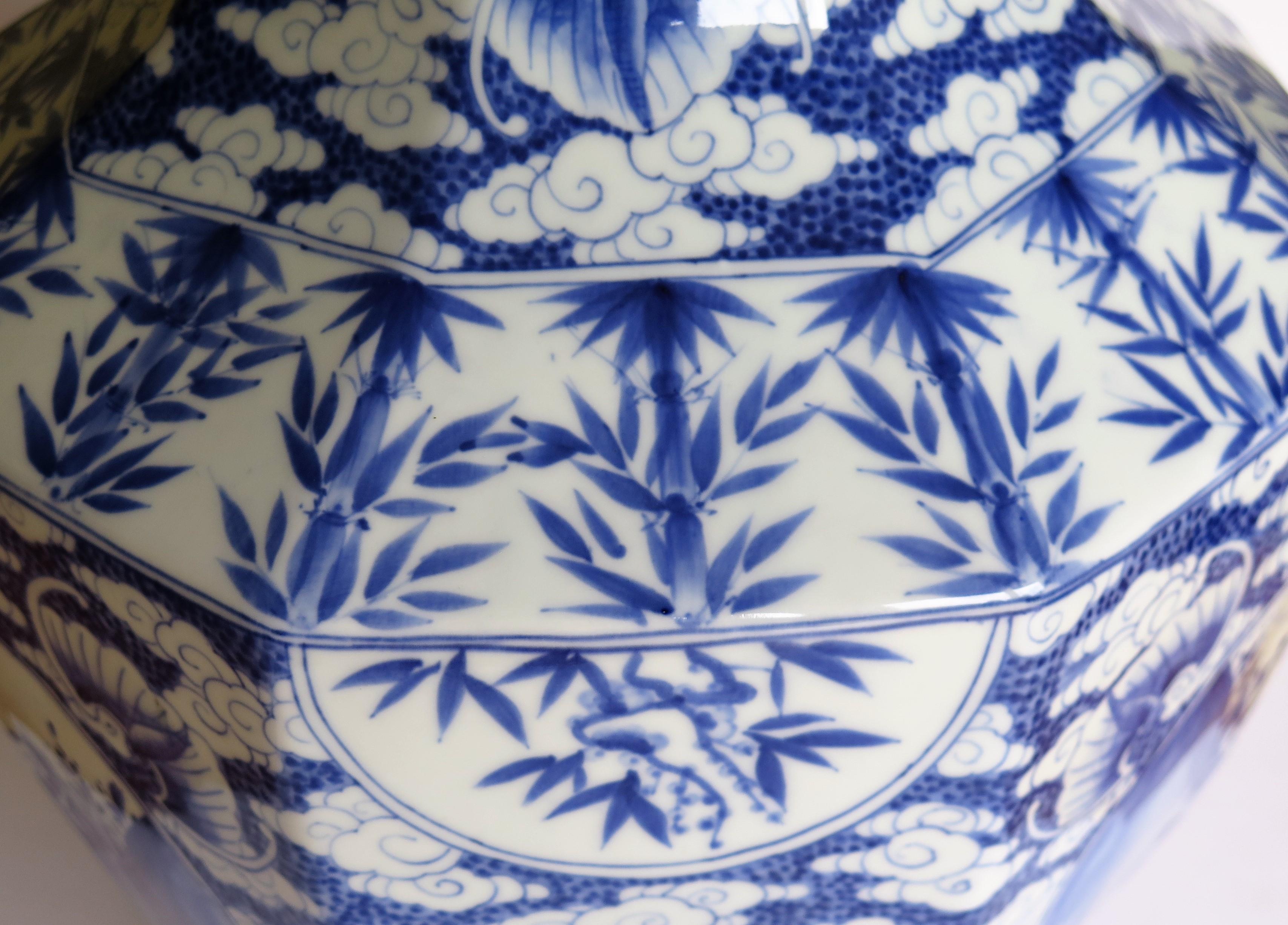 Large Chinese porcelain Vase finely hand painted blue and white, circa 1920 In Good Condition In Lincoln, Lincolnshire