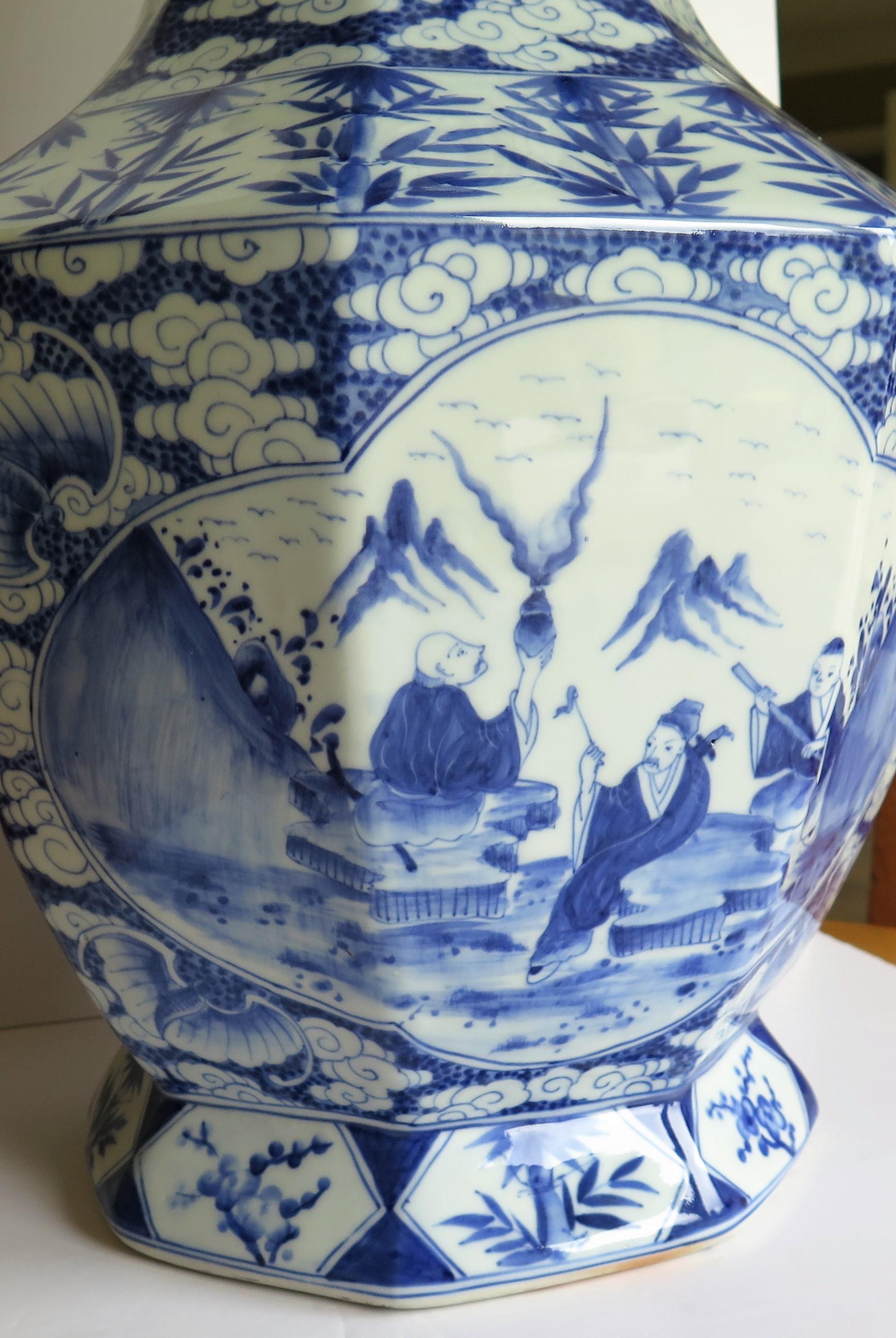 Large Chinese porcelain Vase finely hand painted blue and white, circa 1920 1