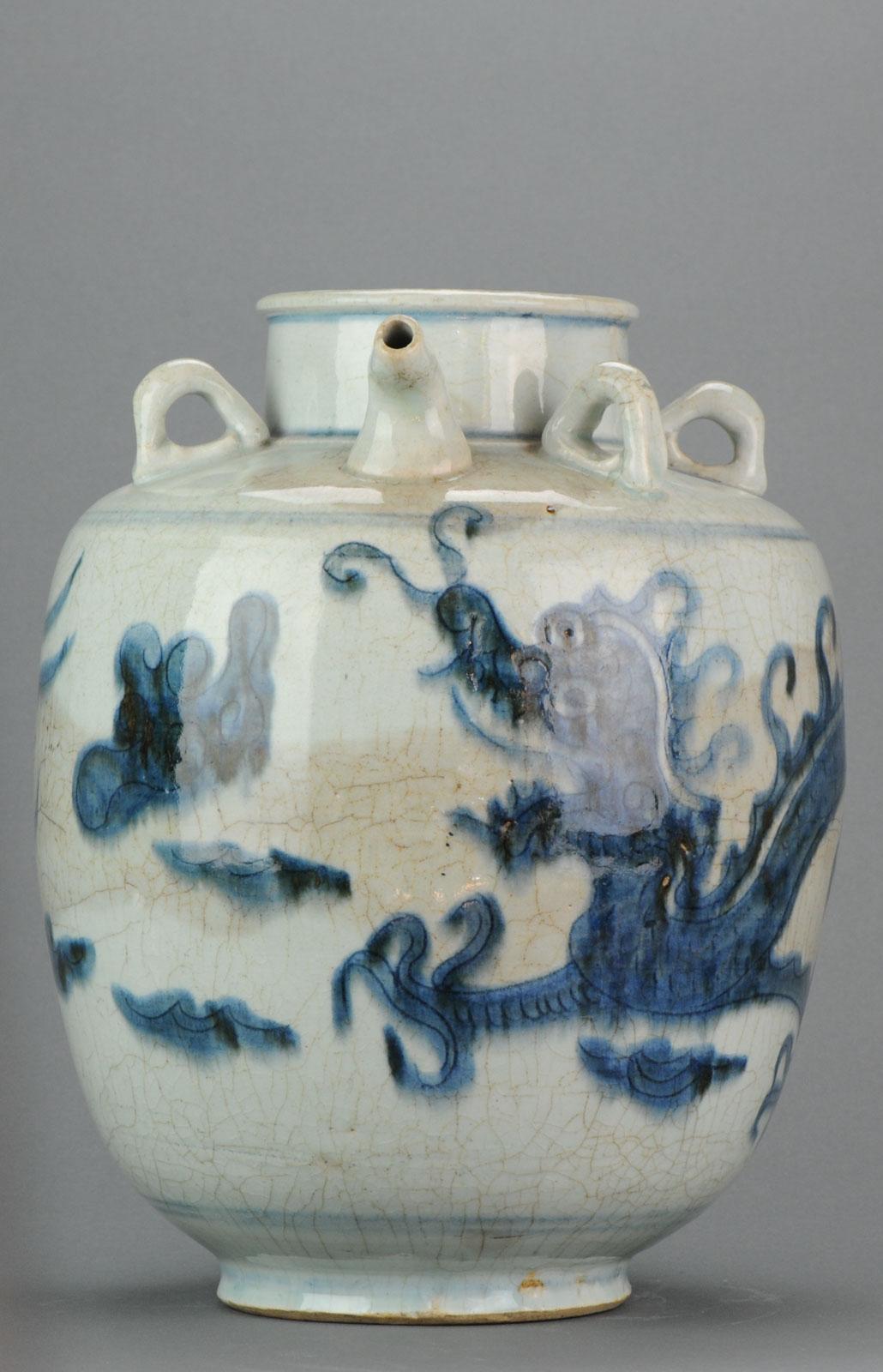 Un cesto d'acqua/portatile molto ben decorato. Whiting e blu. 19° secolo nello stile della Swatow ware. Bella la scena dei draghi.

Informazioni aggiuntive:
Materiale: Porcellana e ceramica
Regione di origine: Cina
Periodo: xIX secolo
Periodo della