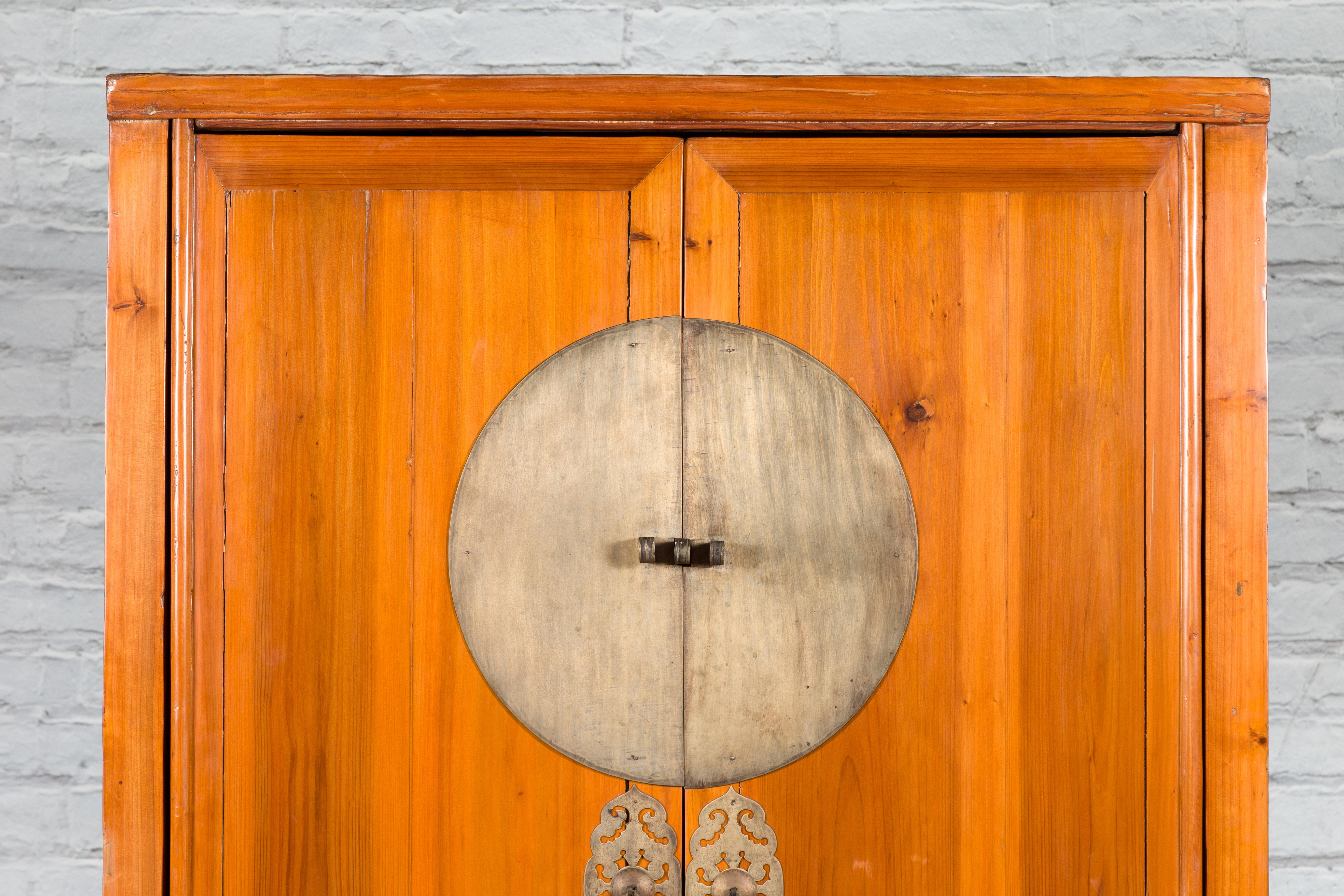 Grande armoire chinoise en bois d'orme de la fin de la dynastie Qing avec quincaillerie à médaillons Bon état - En vente à Yonkers, NY