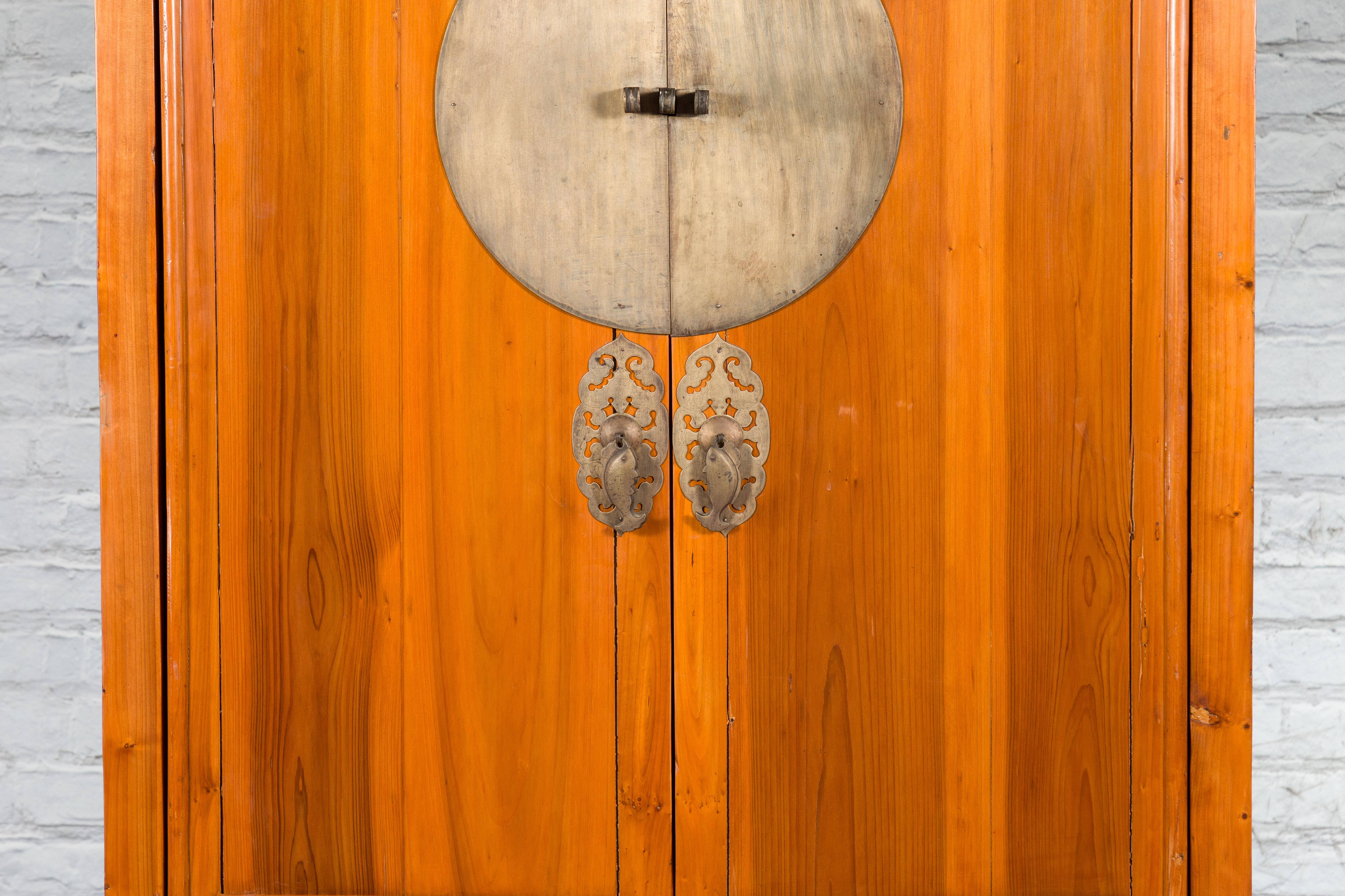 20ième siècle Grande armoire chinoise en bois d'orme de la fin de la dynastie Qing avec quincaillerie à médaillons en vente