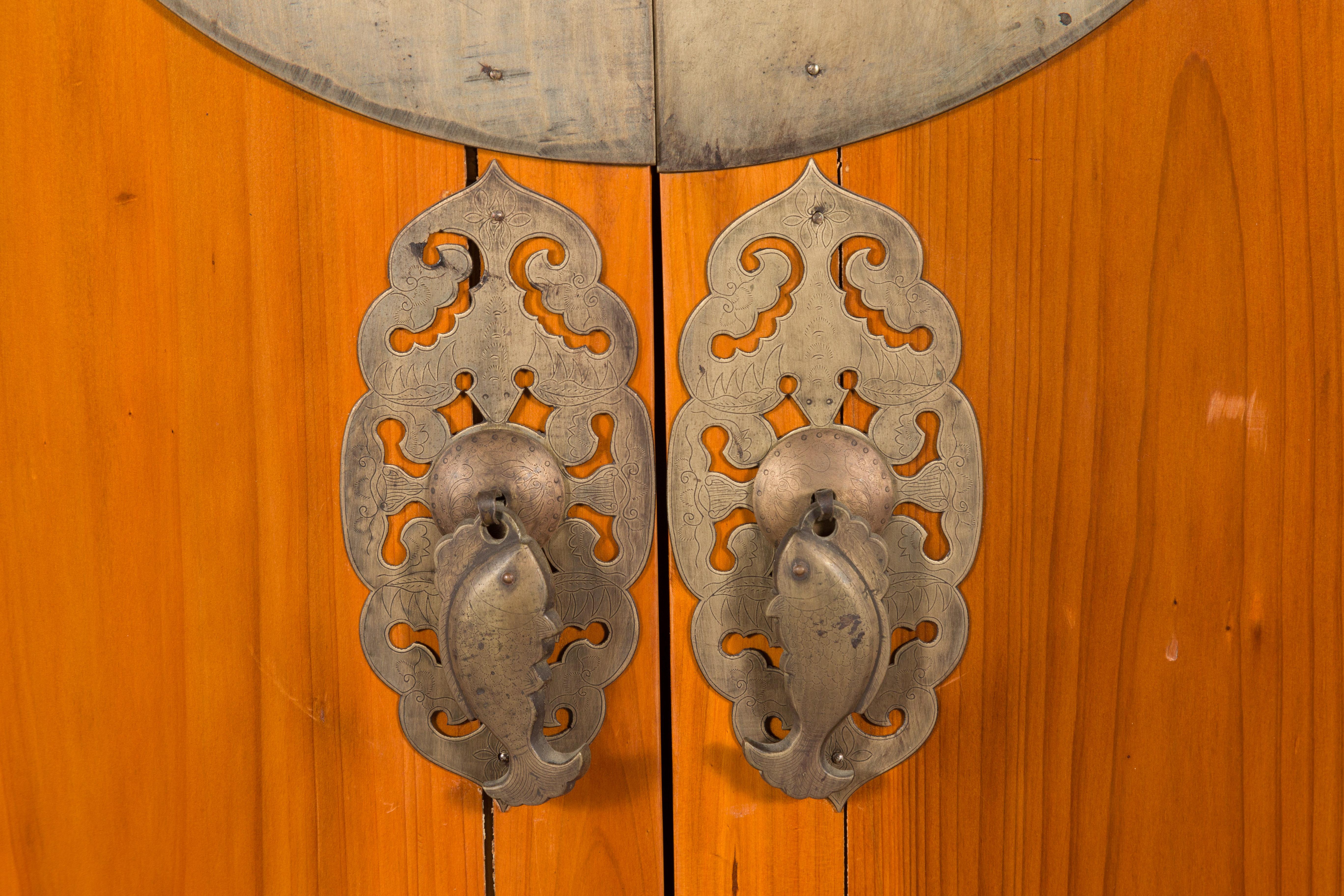 Grande armoire chinoise en bois d'orme de la fin de la dynastie Qing avec quincaillerie à médaillons en vente 1