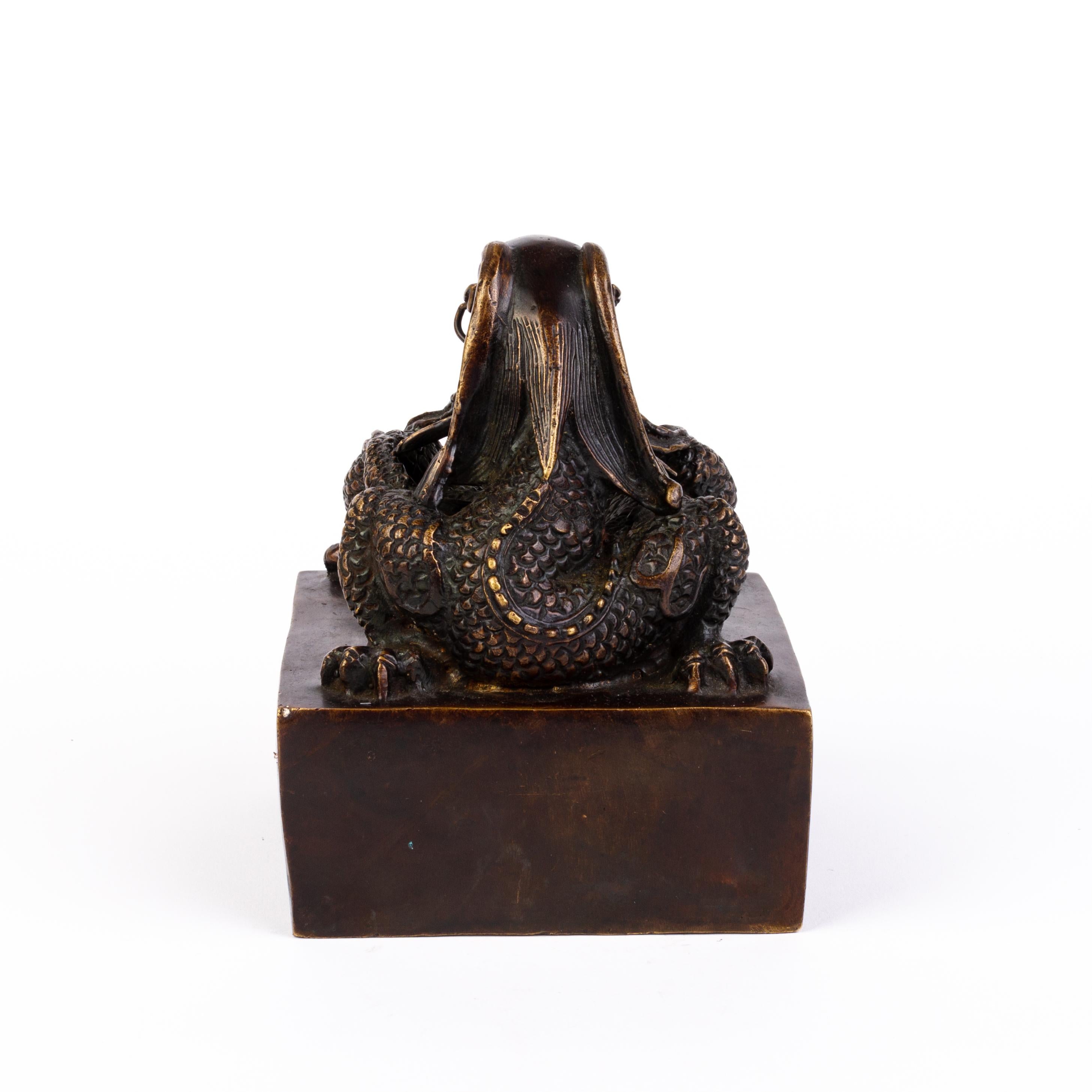 Large Chinese Qing Dynasty Bronze Dragon Desk Seal  In Good Condition For Sale In Nottingham, GB