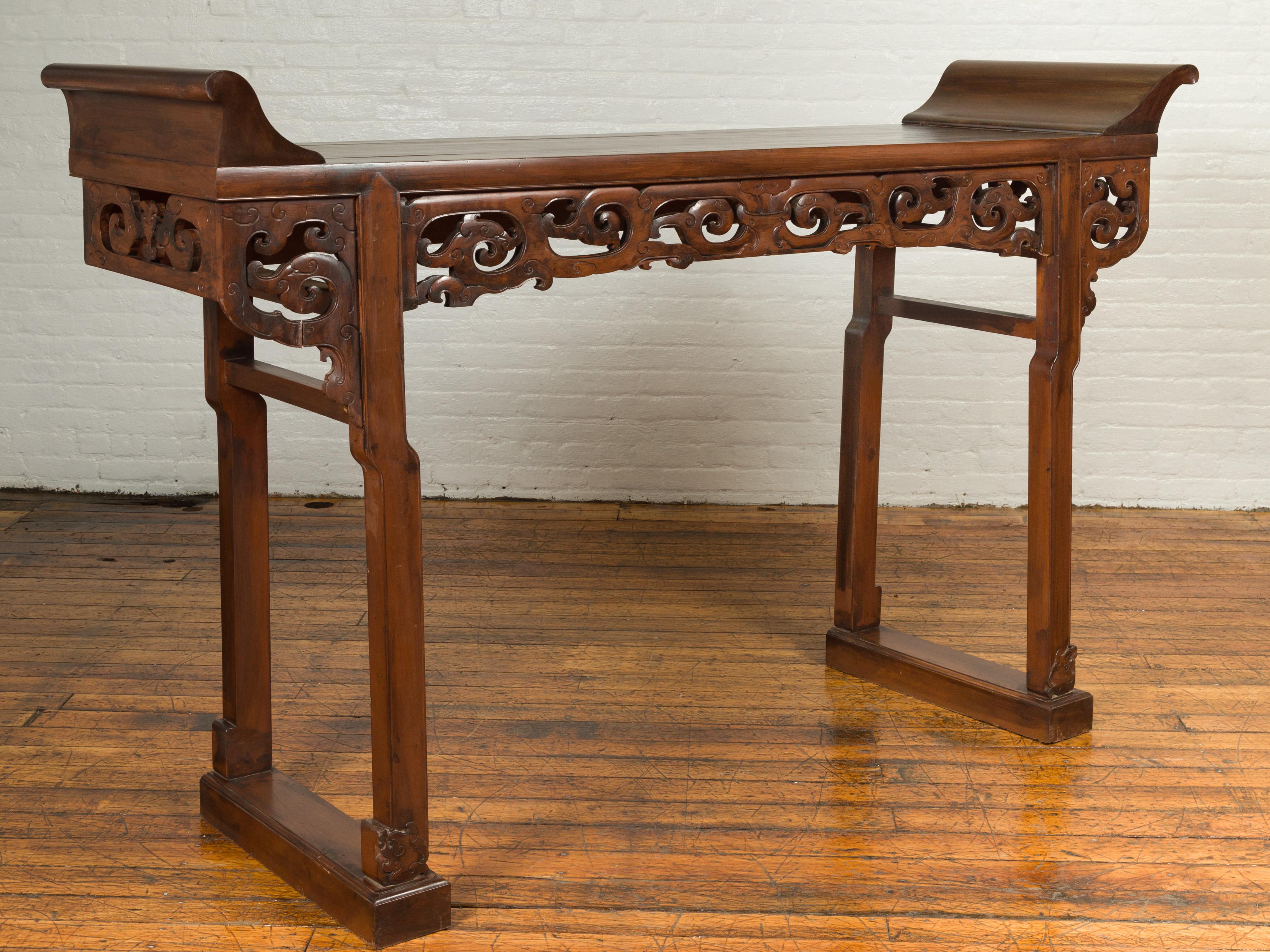 Large Chinese Qing Dynasty Everted Flange Altar Console Table with Carved Apron For Sale 2