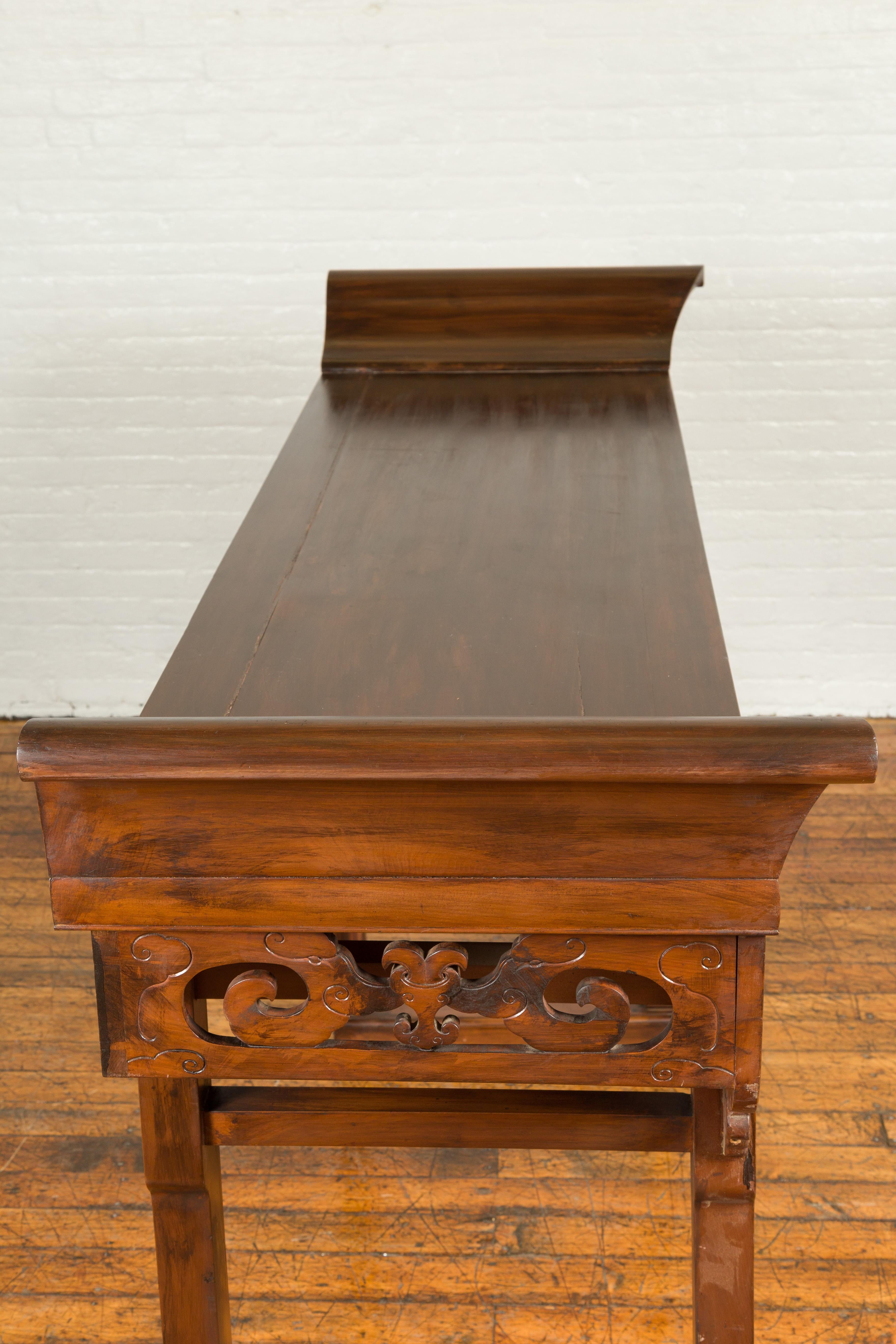 Grande table console d'autel à rebord évasé de la dynastie chinoise Qing avec tablier sculpté en vente 7