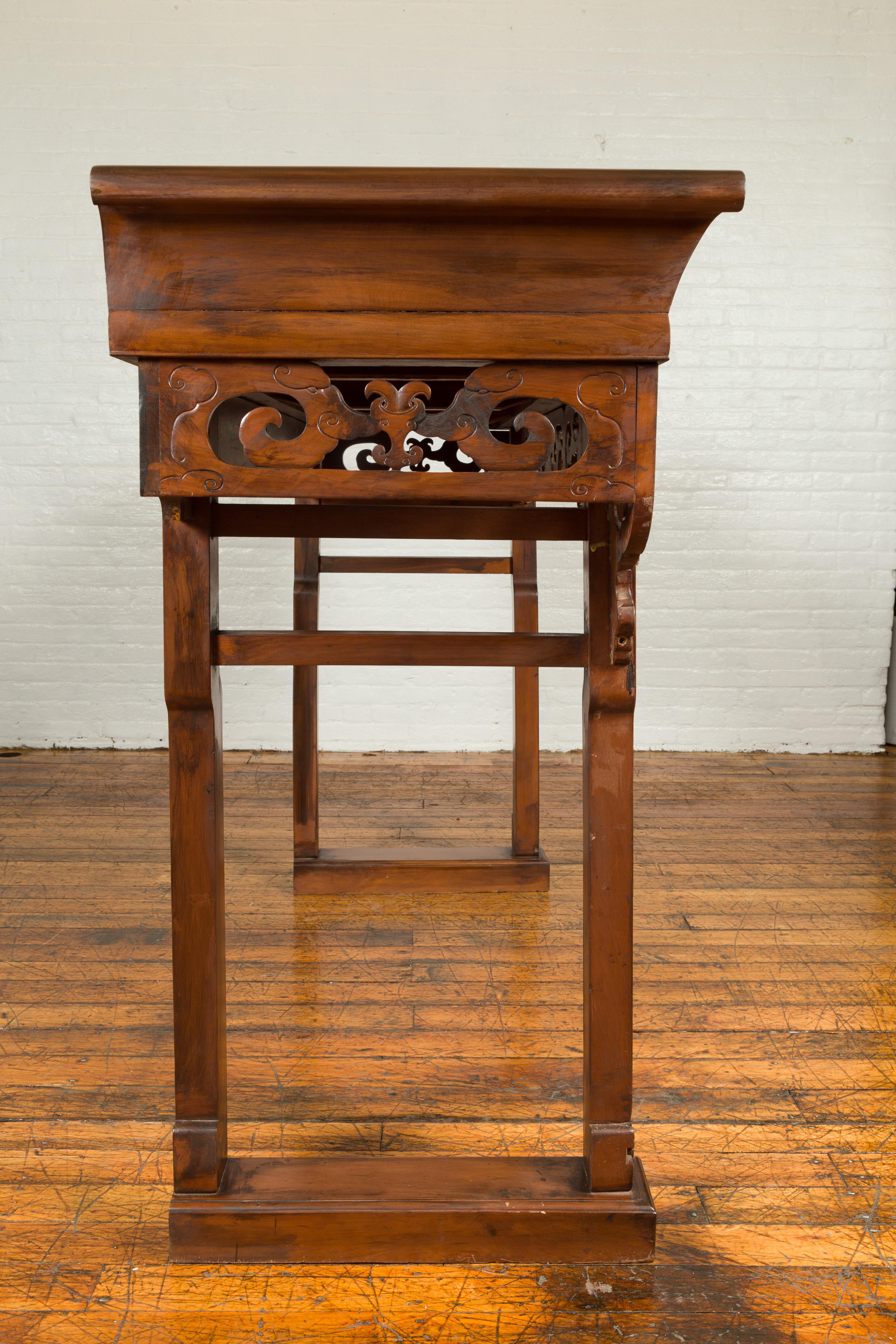 Grande table console d'autel à rebord évasé de la dynastie chinoise Qing avec tablier sculpté en vente 8