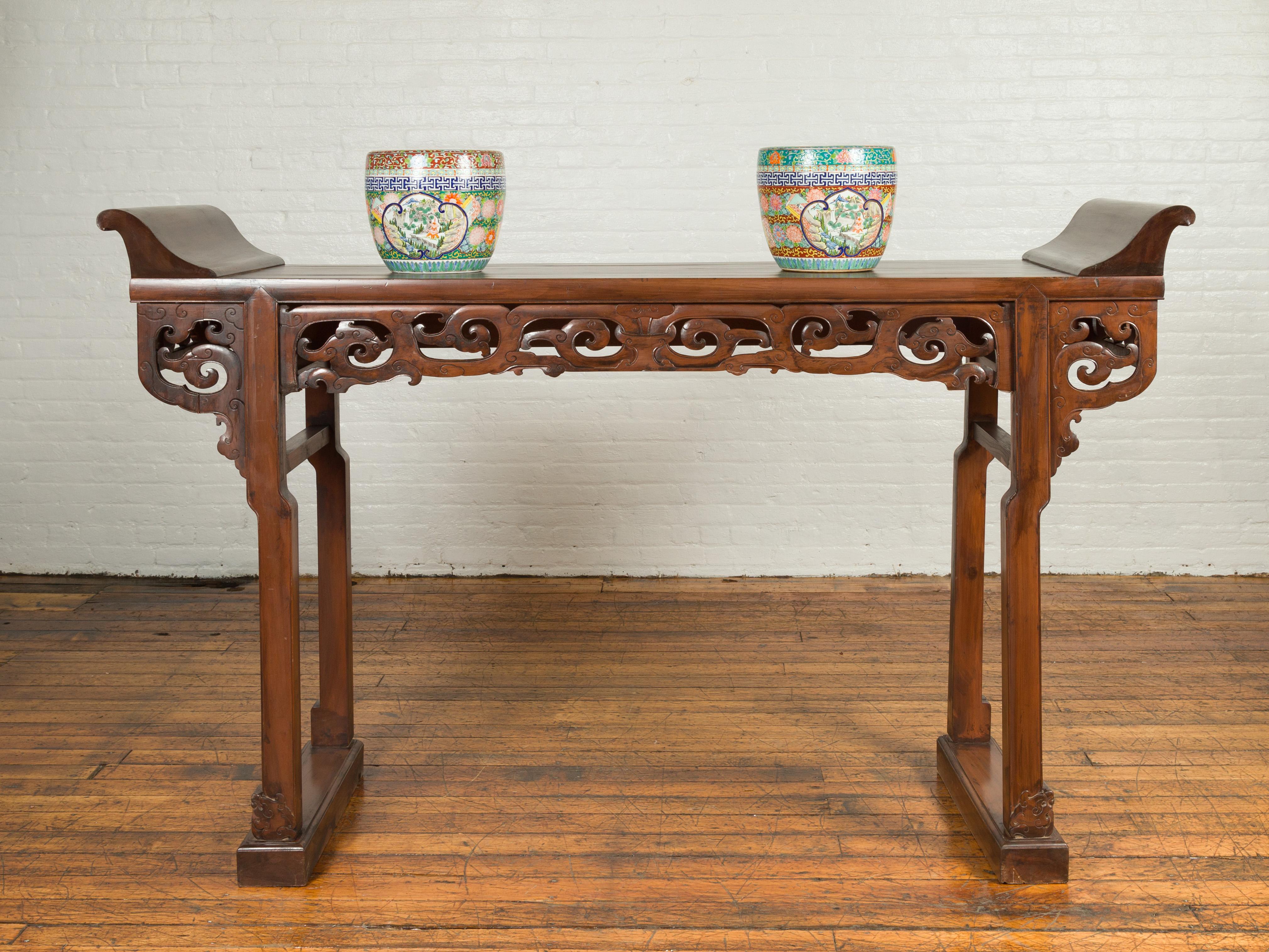 Chinois Grande table console d'autel à rebord évasé de la dynastie chinoise Qing avec tablier sculpté en vente