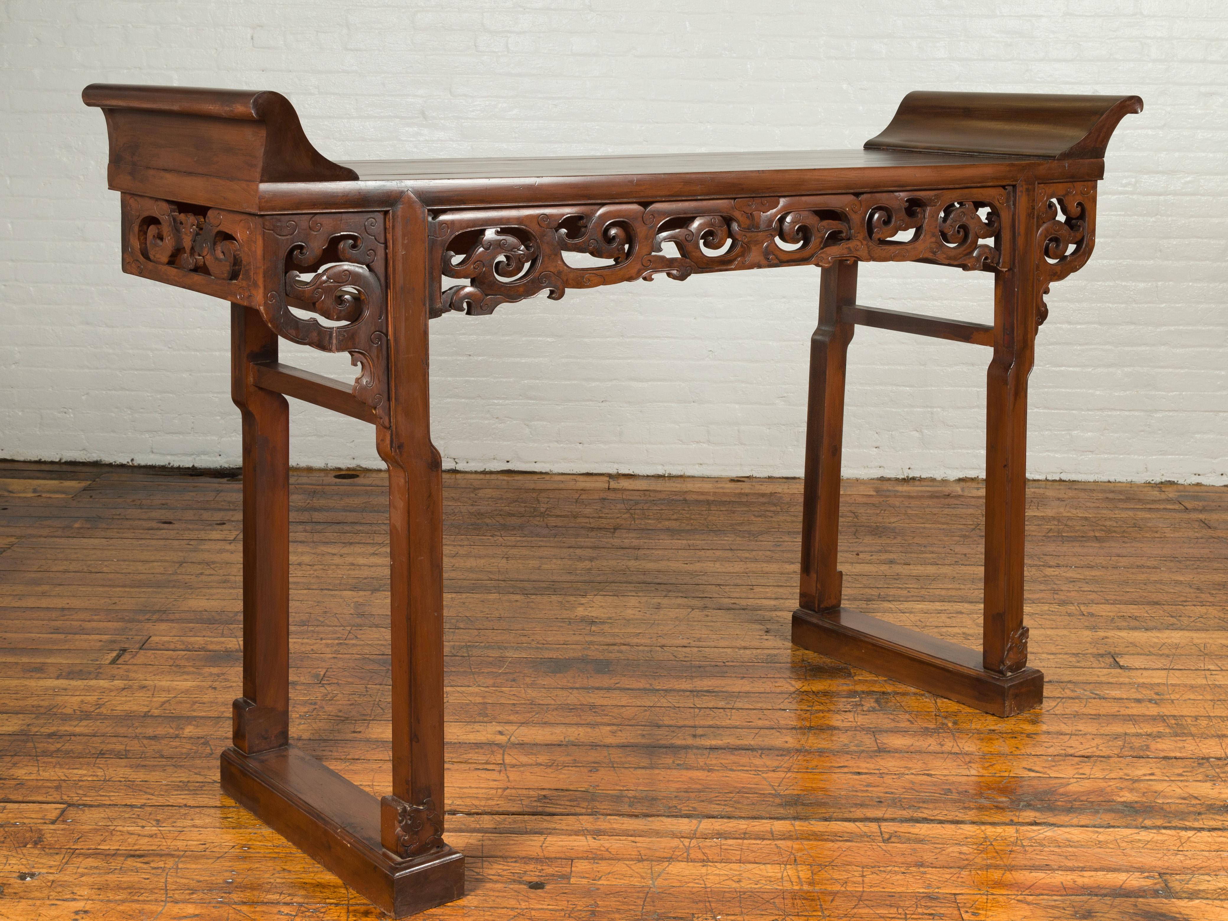 Large Chinese Qing Dynasty Everted Flange Altar Console Table with Carved Apron For Sale 1