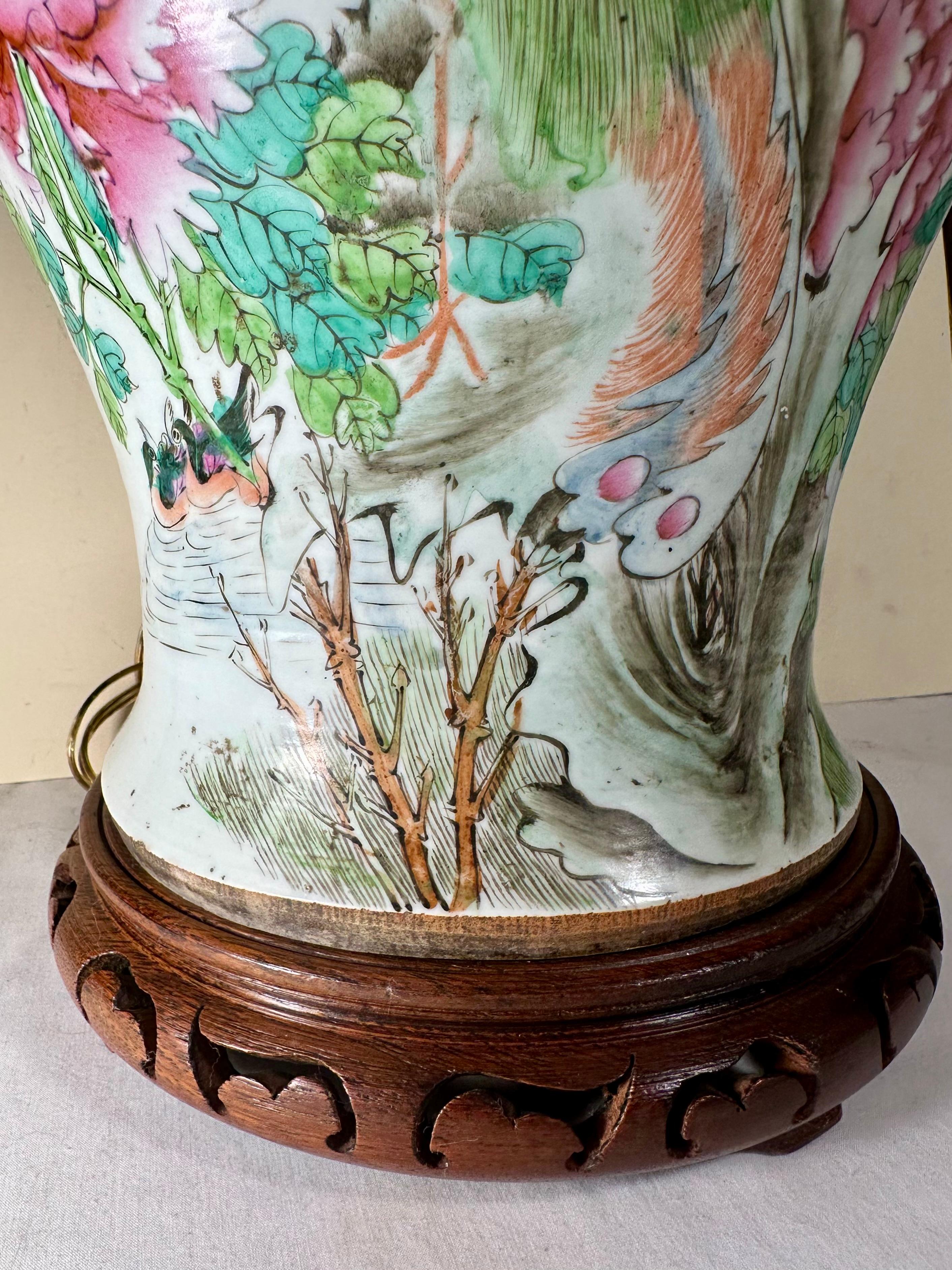 Große chinesische Qing Dynasty Famille Rose Lidded Tempel Jar umgewandelt Lampe im Angebot 2