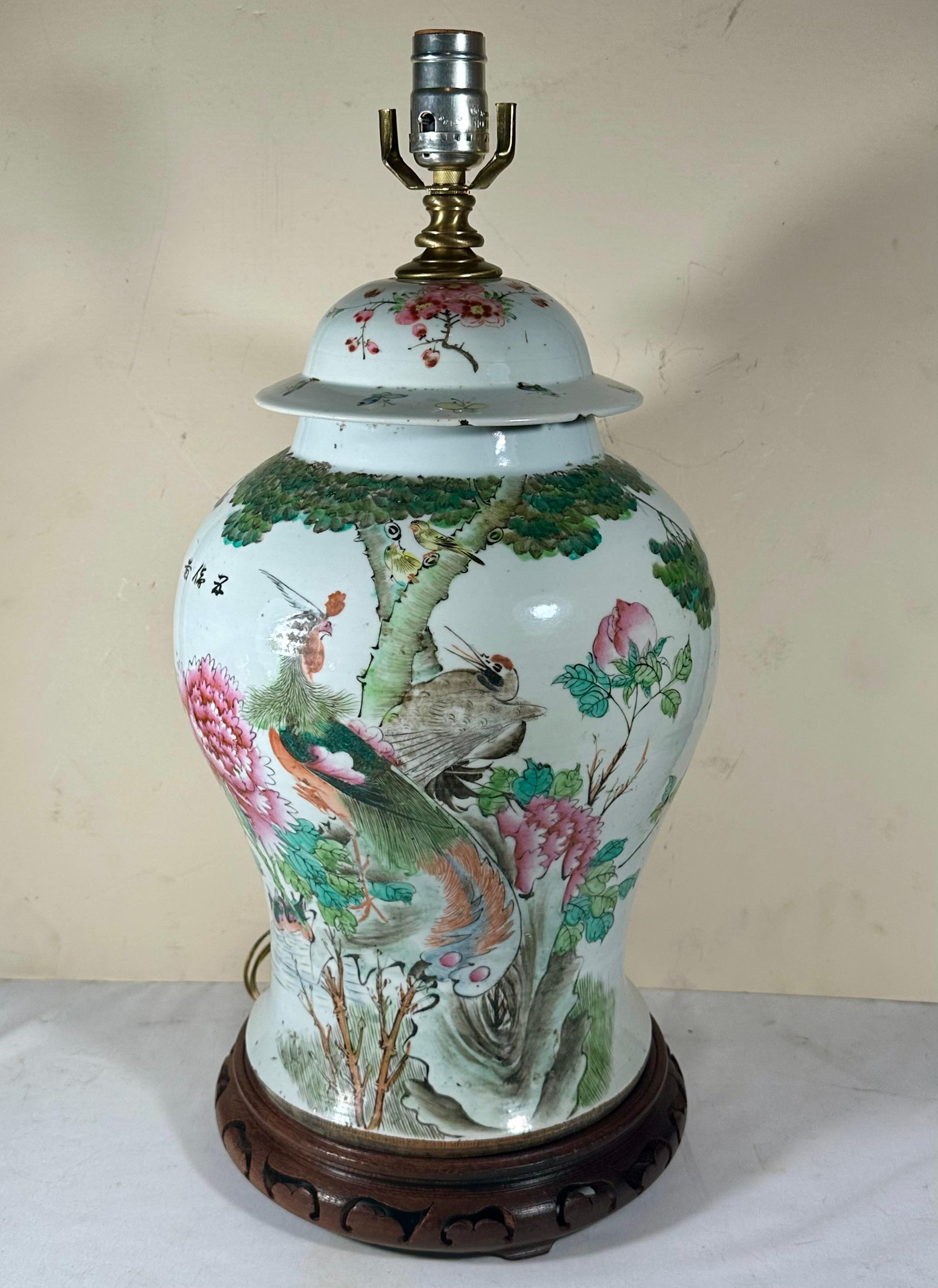 Große chinesische Qing Dynasty Famille Rose Lidded Tempel Jar umgewandelt Lampe

Auffälliges chinesisches Baluster-Tempelgefäß aus dem 19. Jahrhundert mit weißem Hintergrund und polychromem Wucai-Aufglasurdekor. Dies ist ein gutes Beispiel für