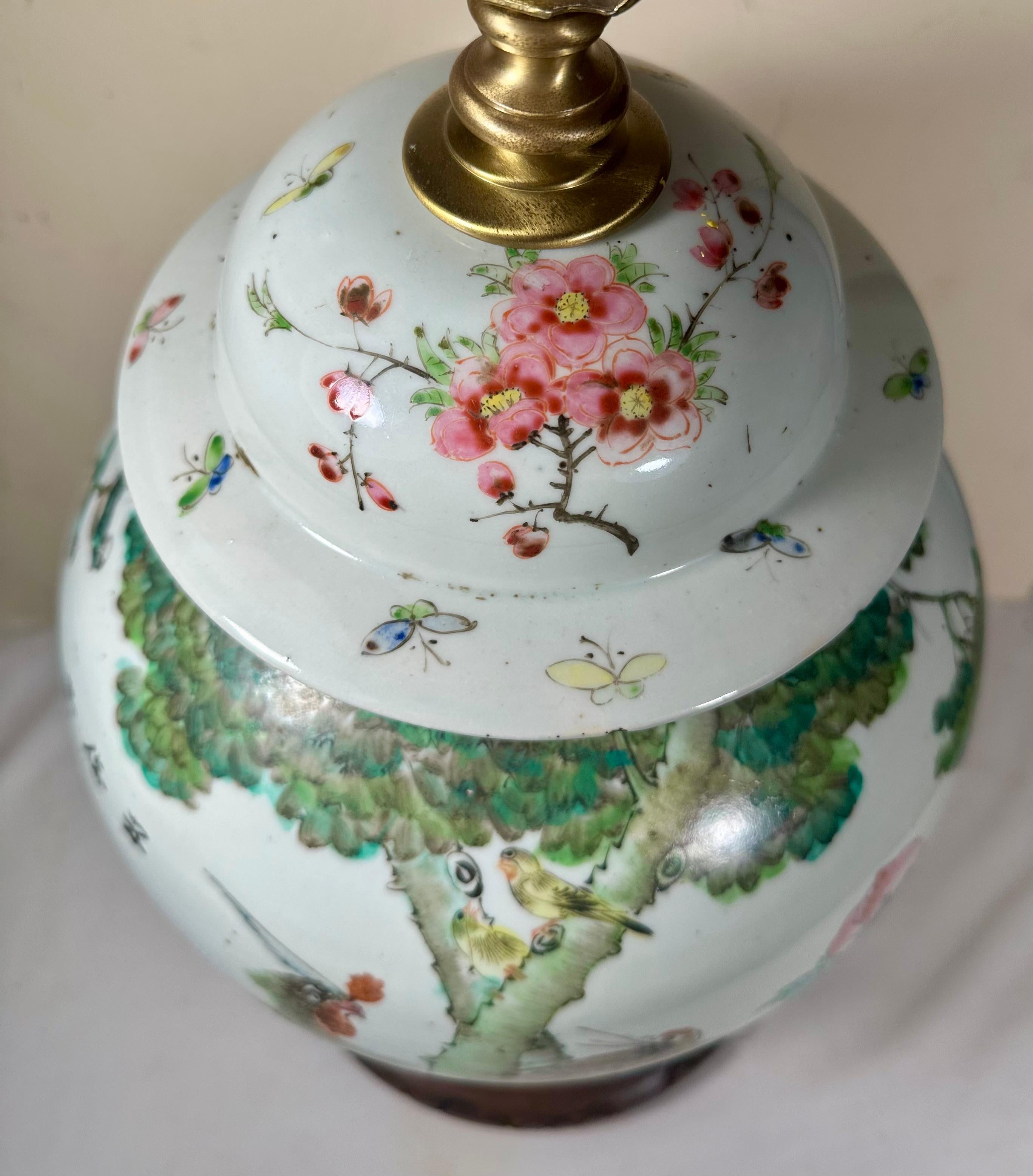 Große chinesische Qing Dynasty Famille Rose Lidded Tempel Jar umgewandelt Lampe (Chinesisch) im Angebot