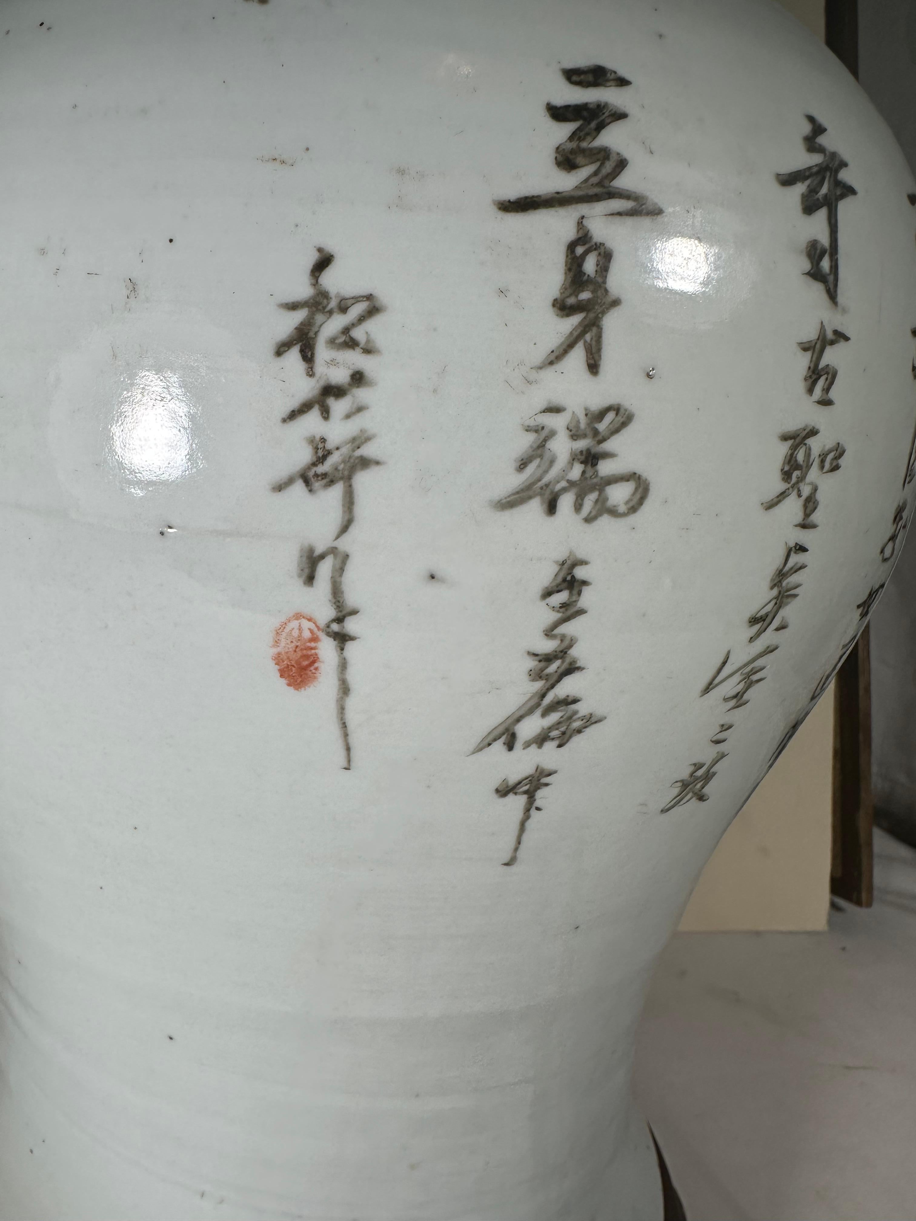 Große chinesische Qing Dynasty Famille Rose Lidded Tempel Jar umgewandelt Lampe (Handbemalt) im Angebot