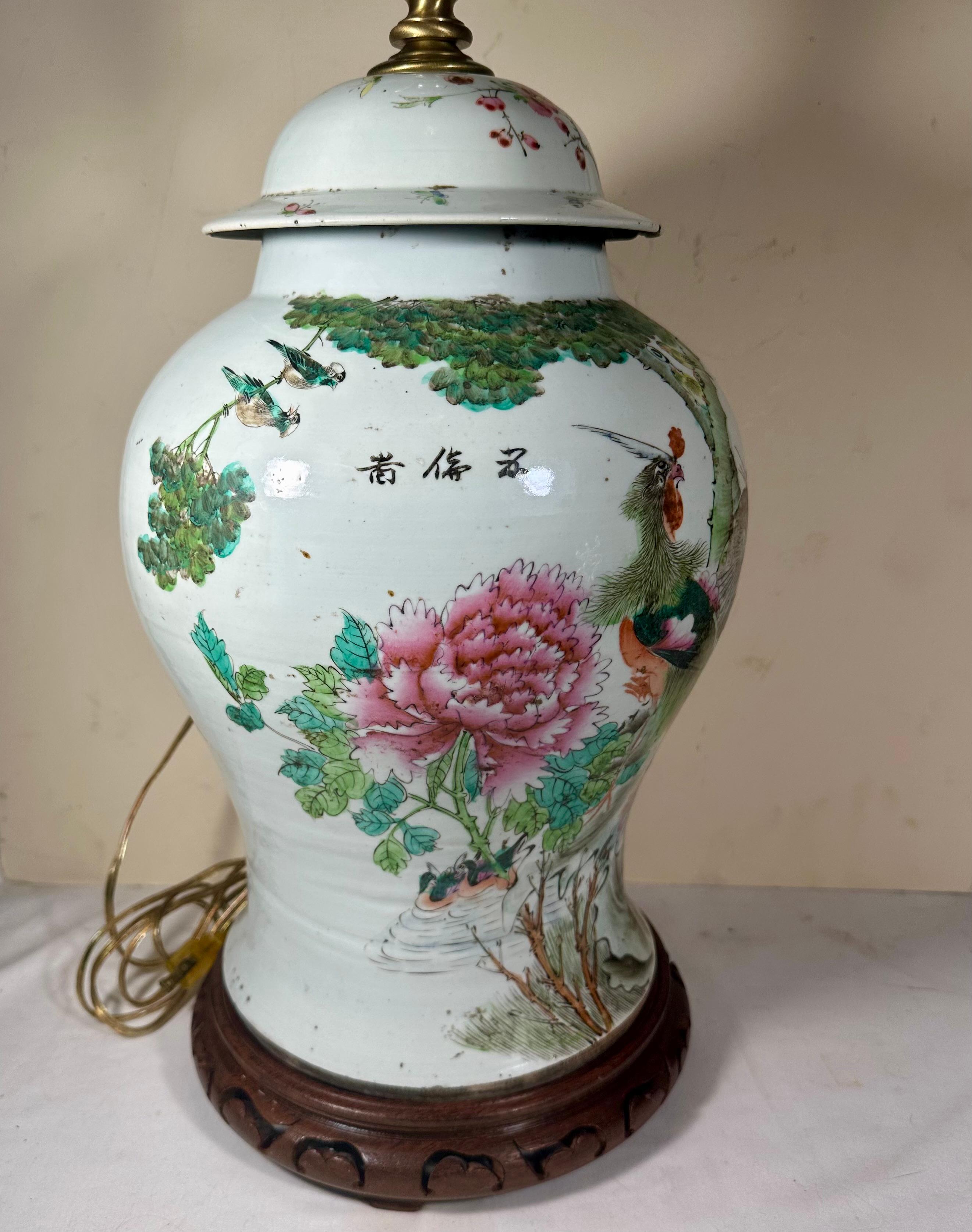 Große chinesische Qing Dynasty Famille Rose Lidded Tempel Jar umgewandelt Lampe im Zustand „Gut“ im Angebot in Vero Beach, FL