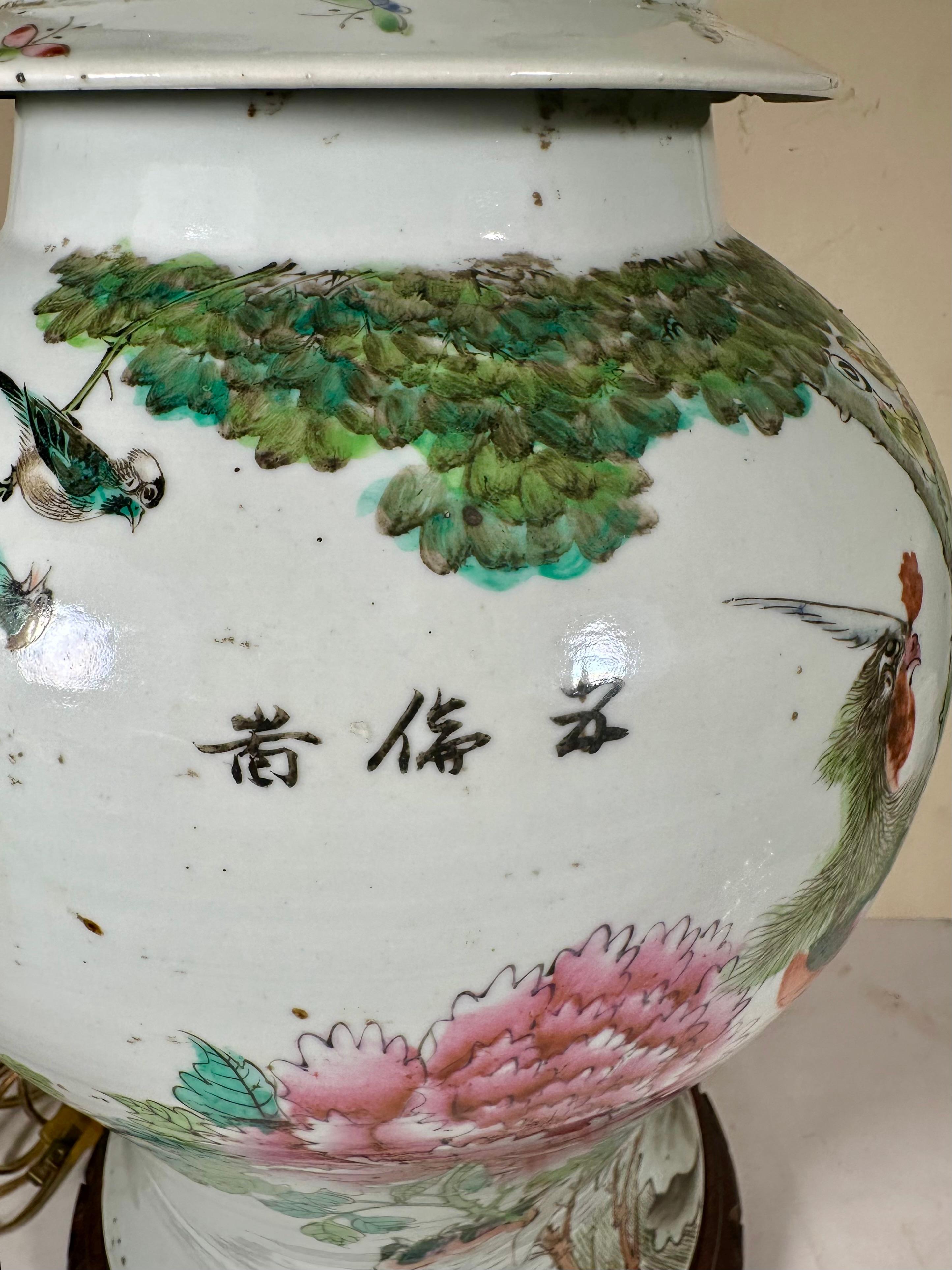 Große chinesische Qing Dynasty Famille Rose Lidded Tempel Jar umgewandelt Lampe (Porzellan) im Angebot