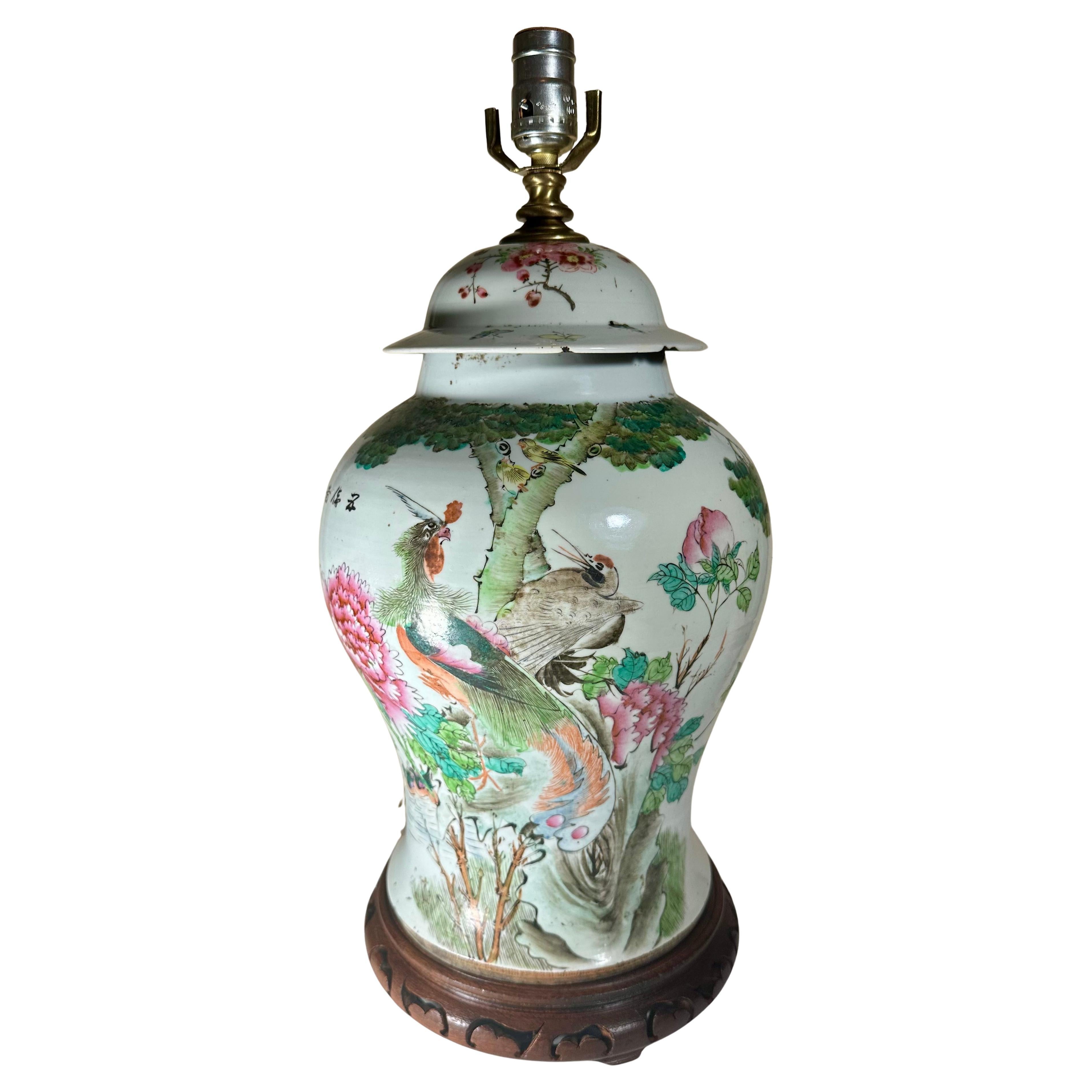 Große chinesische Qing Dynasty Famille Rose Lidded Tempel Jar umgewandelt Lampe im Angebot