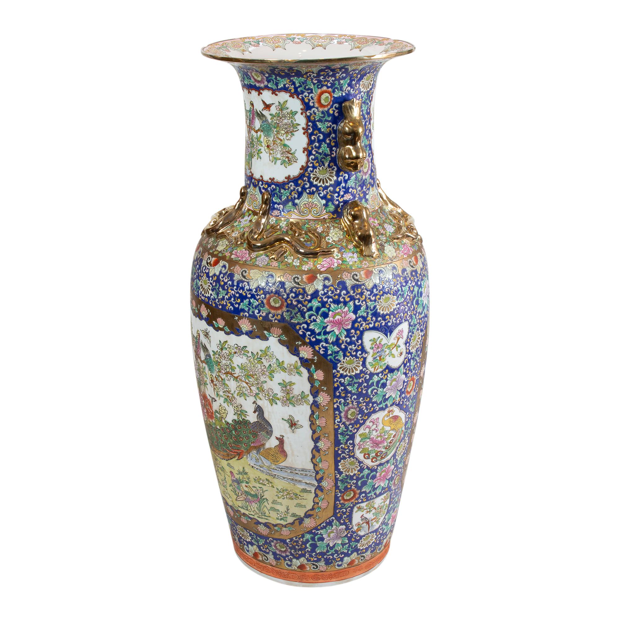 Diese sehr großen, exquisit verzierten antiken chinesischen Bodenvasen sind beeindruckend. Die Höhe beträgt 108 cm! Die Vasen haben eine rote Markierung auf der Unterseite, die auf die Tongzhi-Ära hinweist. Diese Periode wird mit der späten
