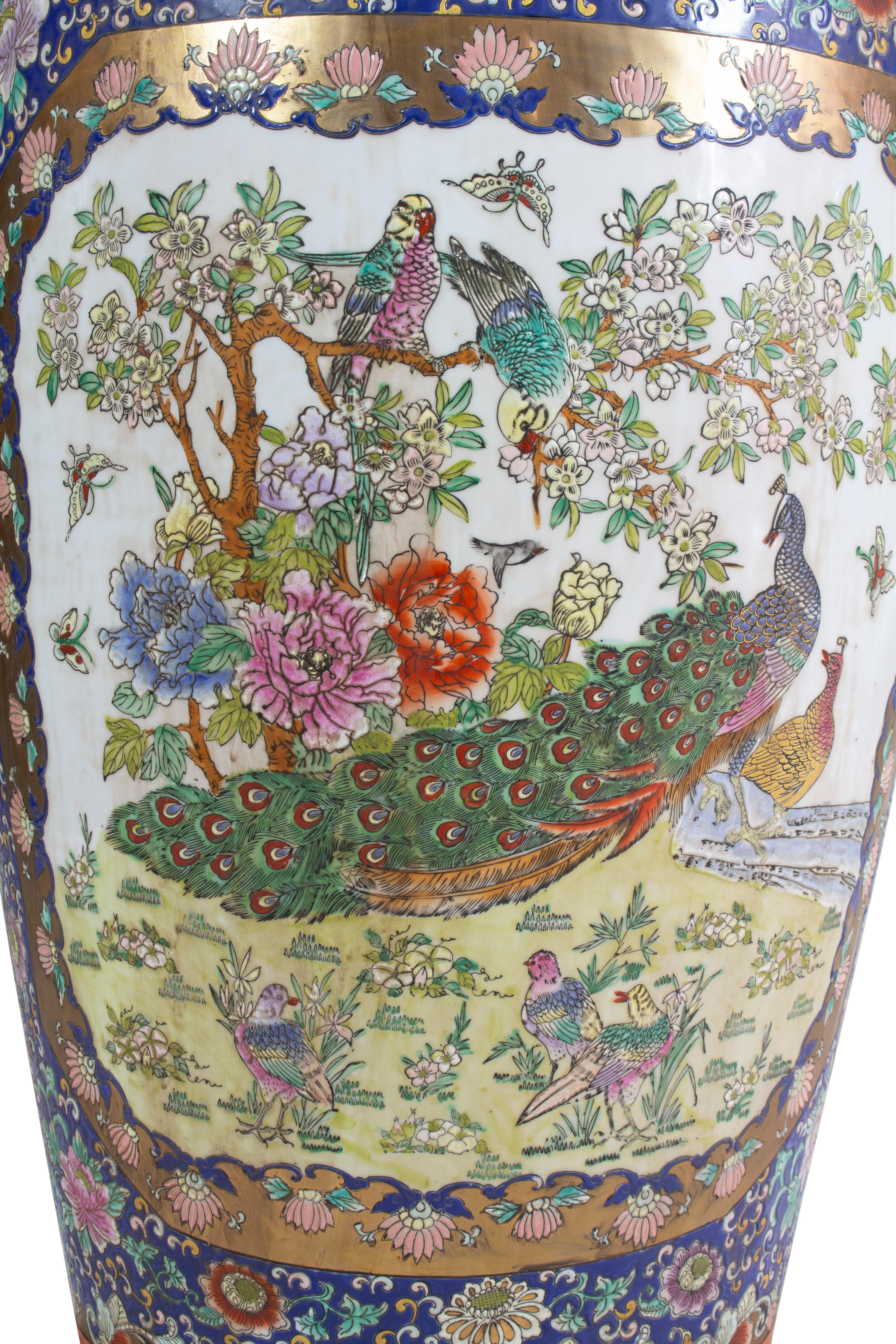 Large Chinese Qing Dynasty / Tongzhi Porcelain Vase In Good Condition For Sale In Darmstadt, DE