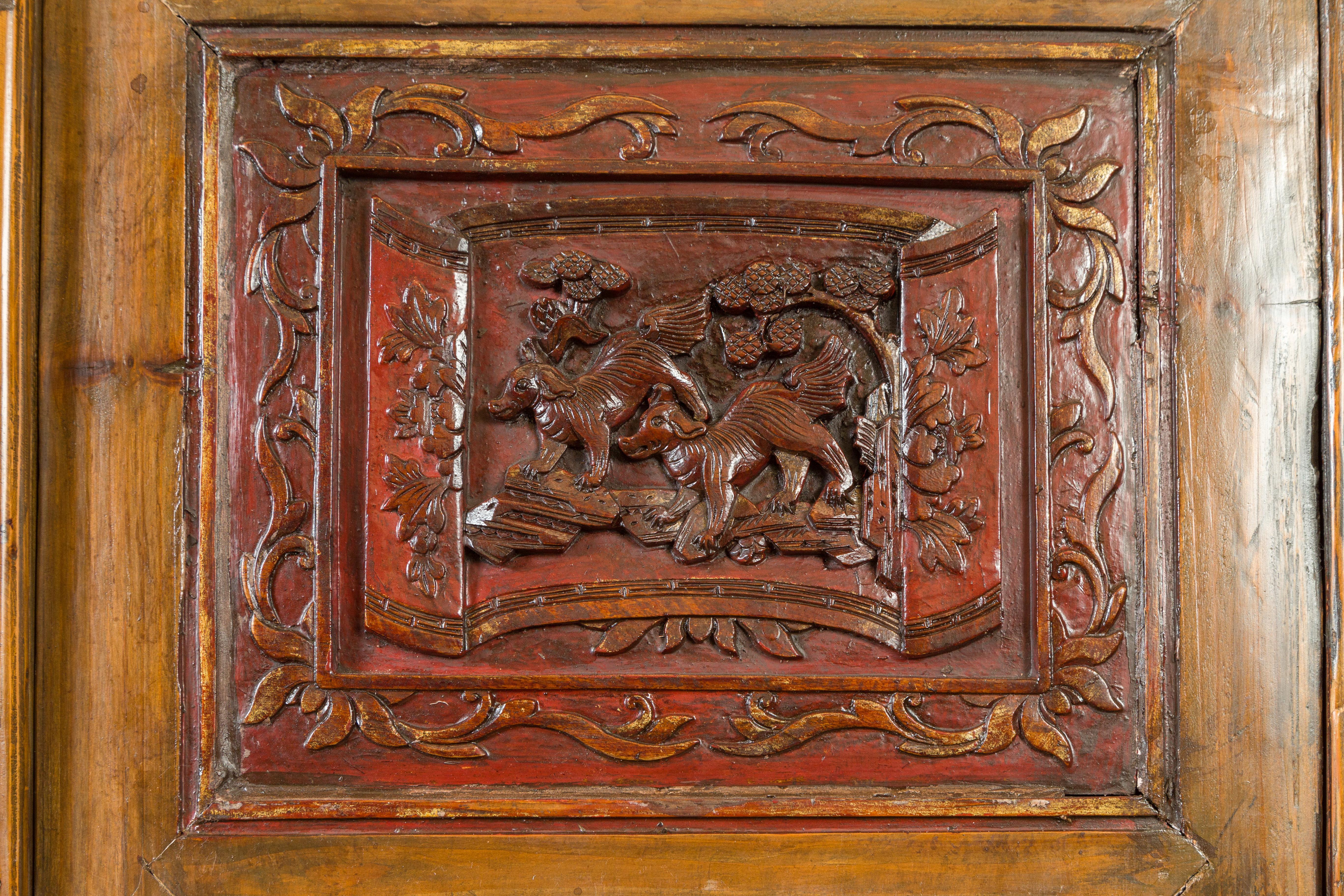 Grande armoire chinoise Qing en orme avec motifs sculptés et accents laqués rouges en vente 3