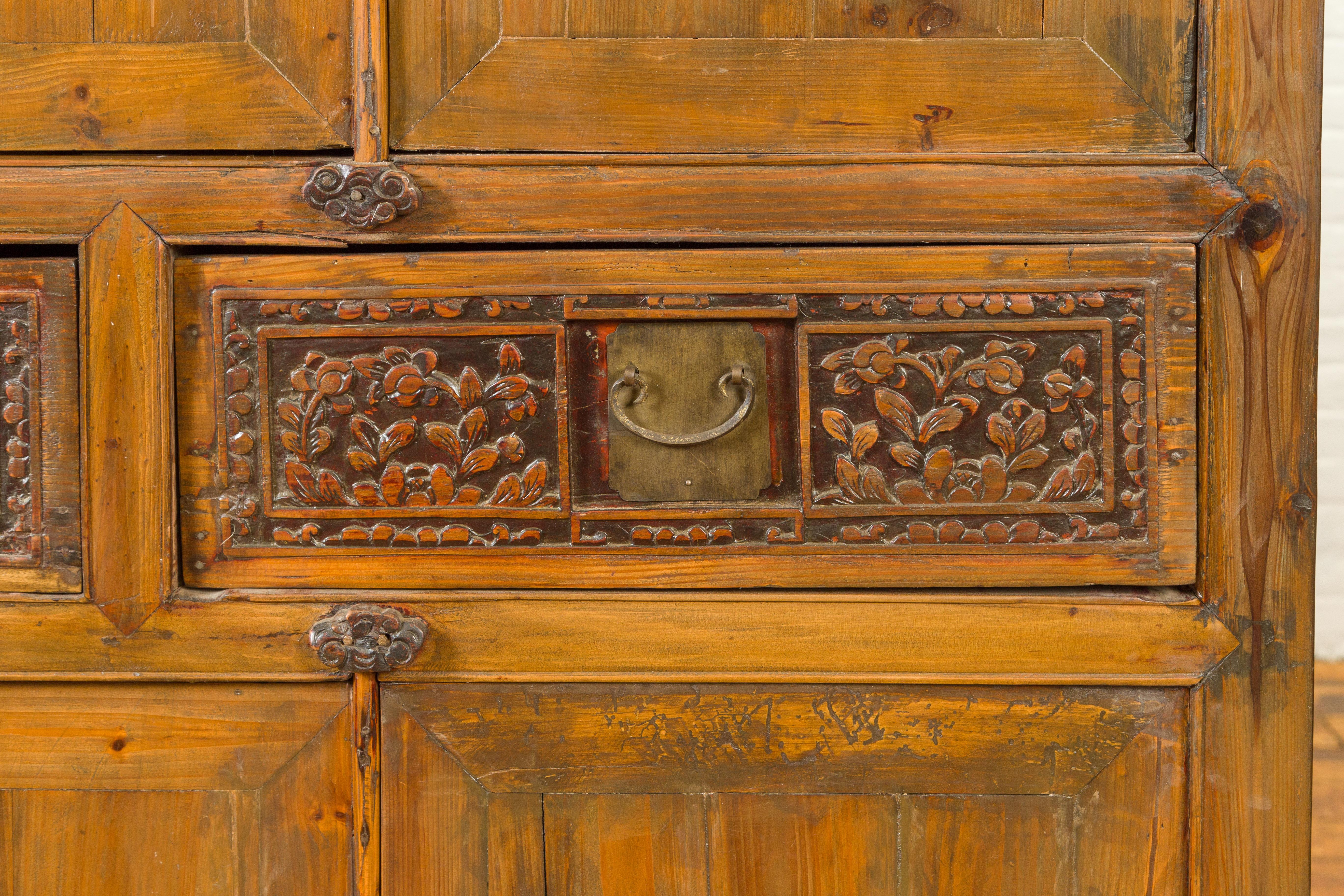 Grande armoire chinoise Qing en orme avec motifs sculptés et accents laqués rouges en vente 6