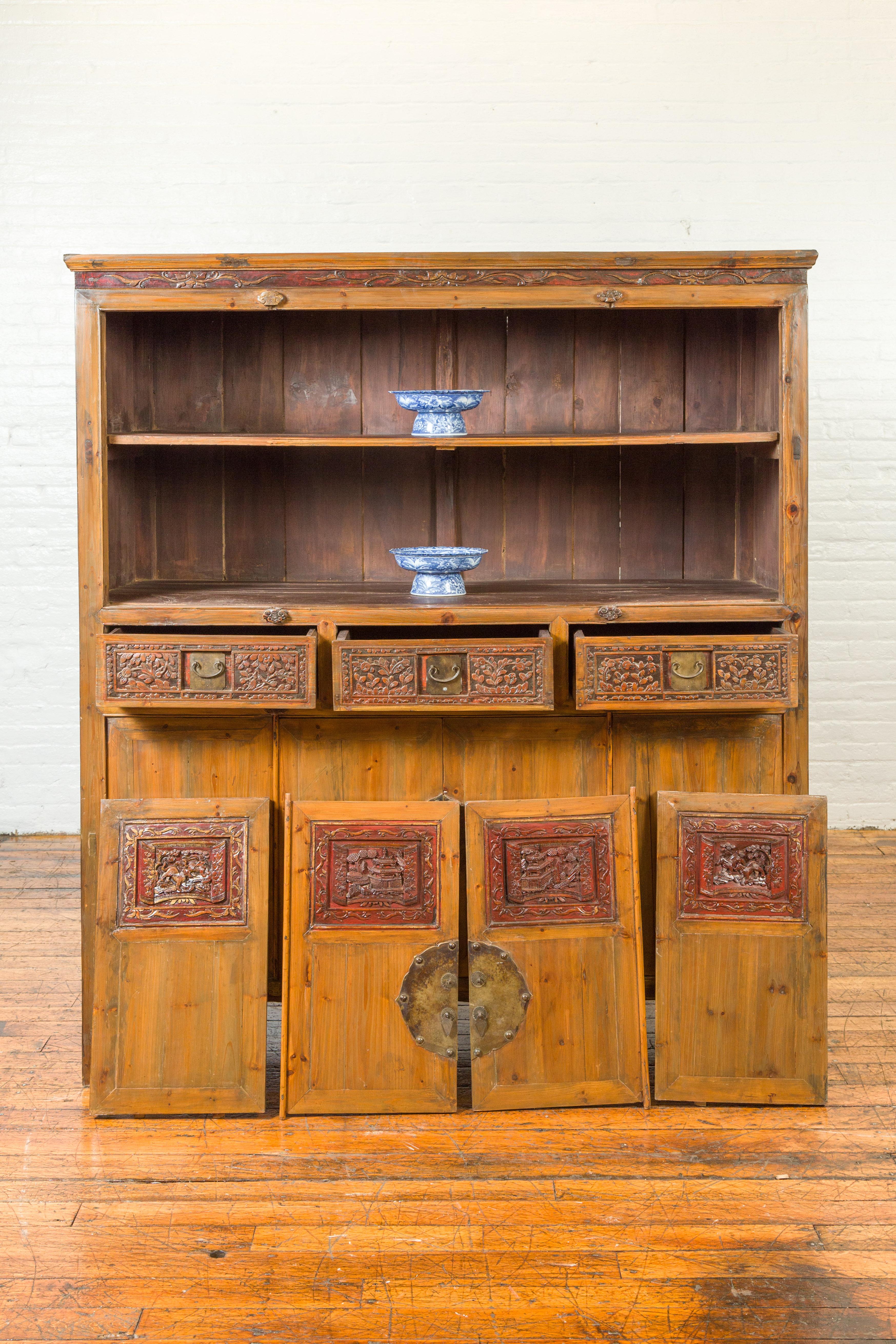 Grande armoire chinoise Qing en orme avec motifs sculptés et accents laqués rouges en vente 8